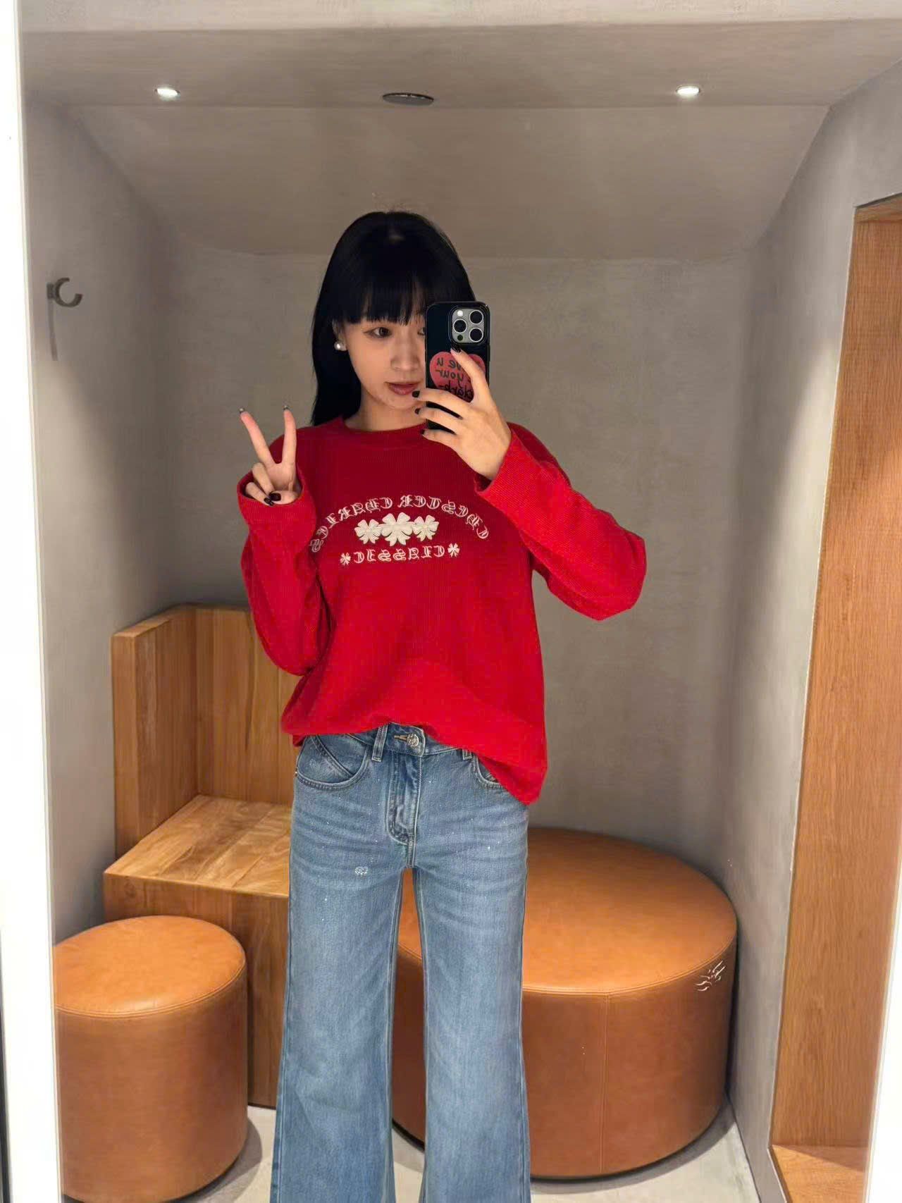  Áo dài tay đỏ logo chữ hoa CH ngực 