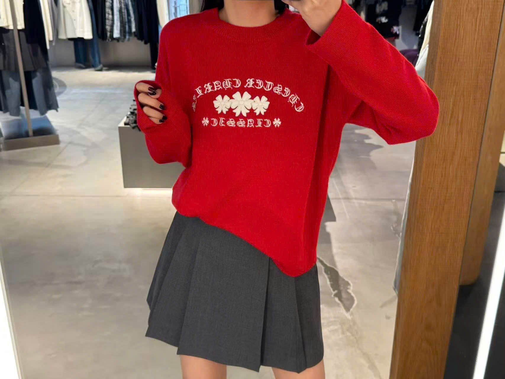  Áo dài tay đỏ logo chữ hoa CH ngực 