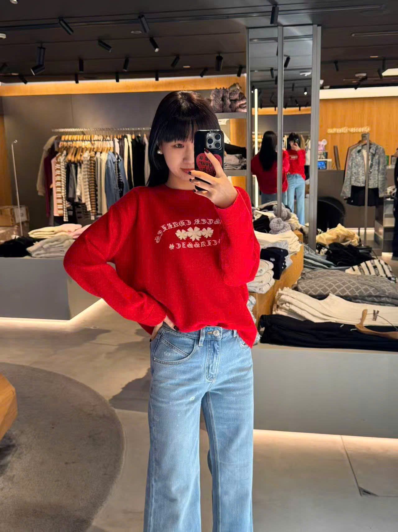  Áo dài tay đỏ logo chữ hoa CH ngực 