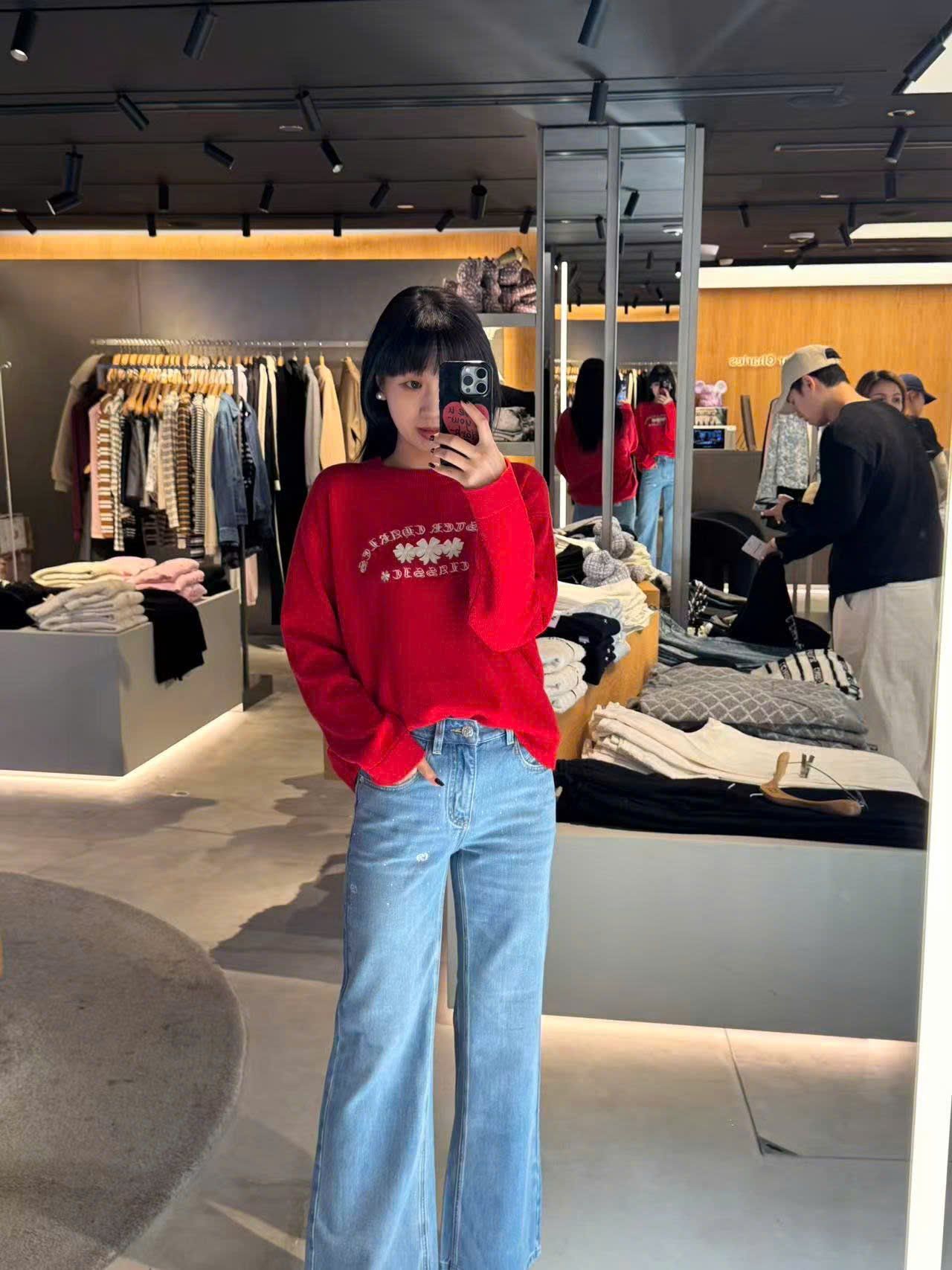  Áo dài tay đỏ logo chữ hoa CH ngực 