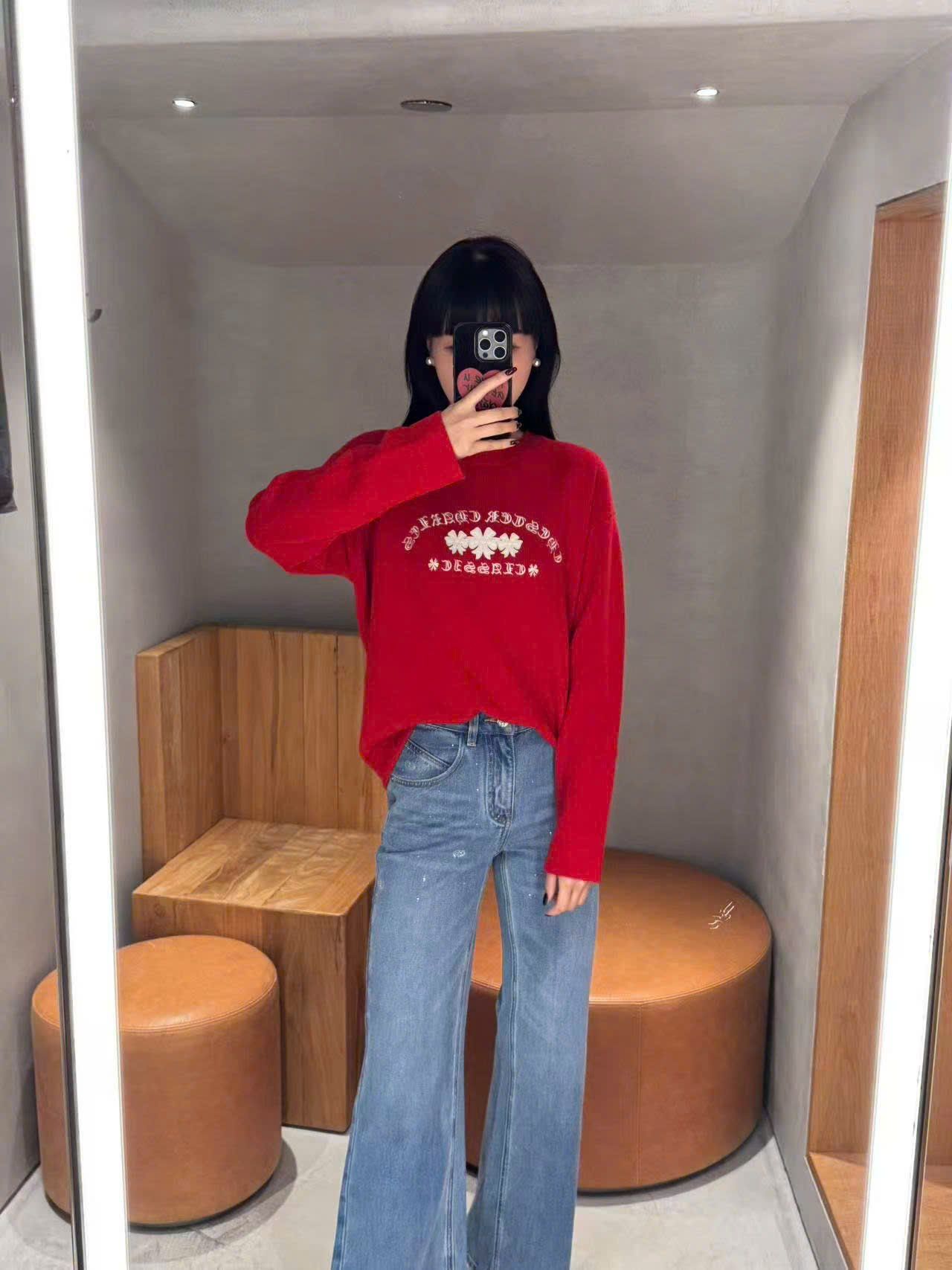  Áo dài tay đỏ logo chữ hoa CH ngực 