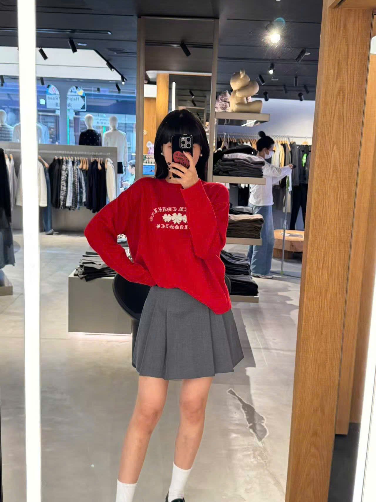  Áo dài tay đỏ logo chữ hoa CH ngực 