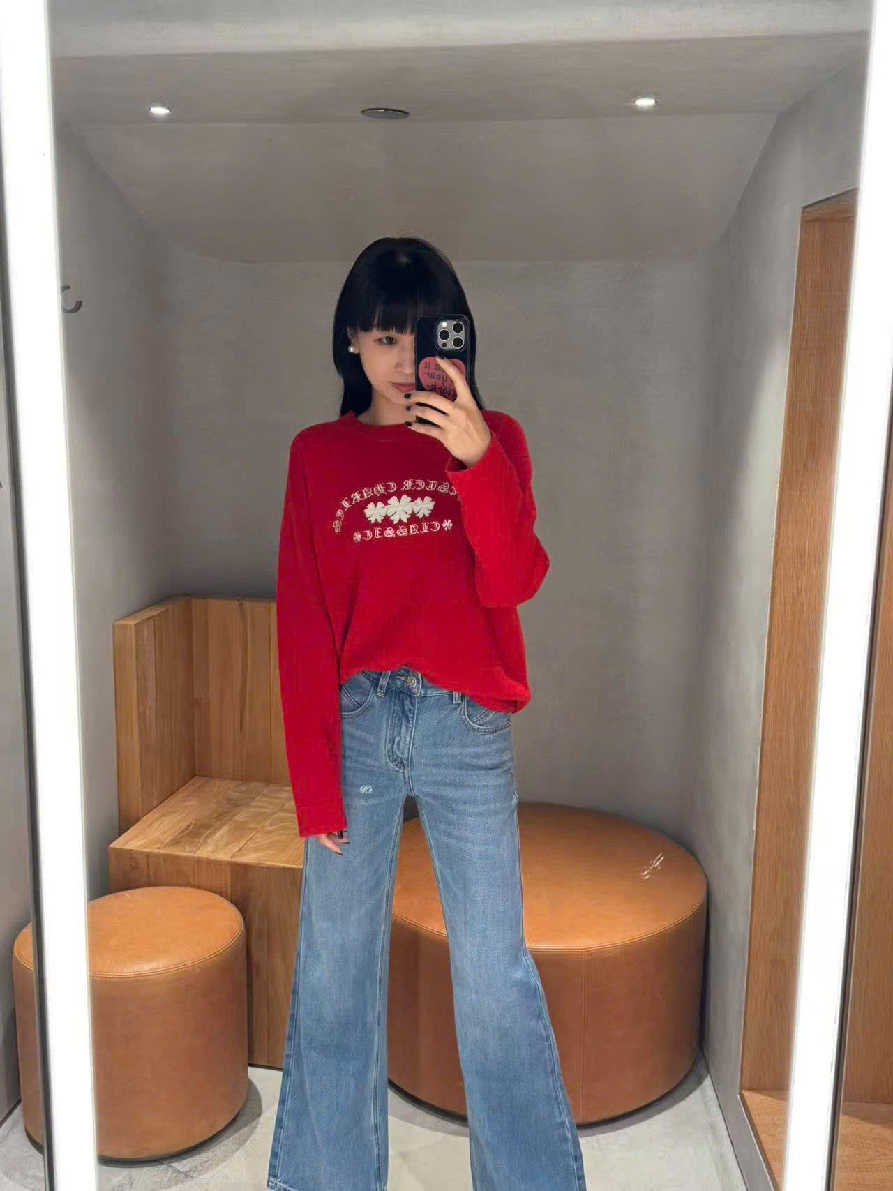  Áo dài tay đỏ logo chữ hoa CH ngực 