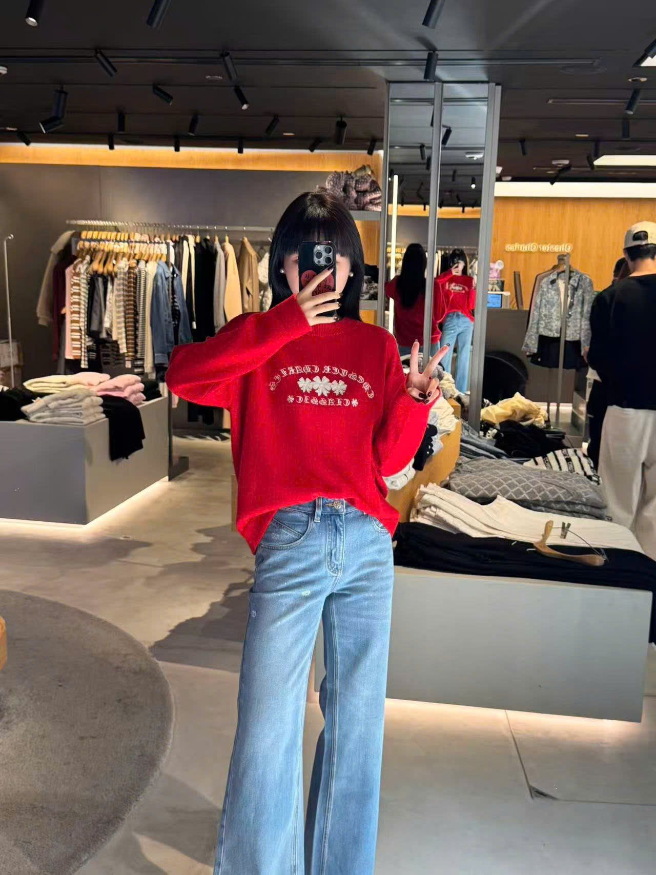  Áo dài tay đỏ logo chữ hoa CH ngực 