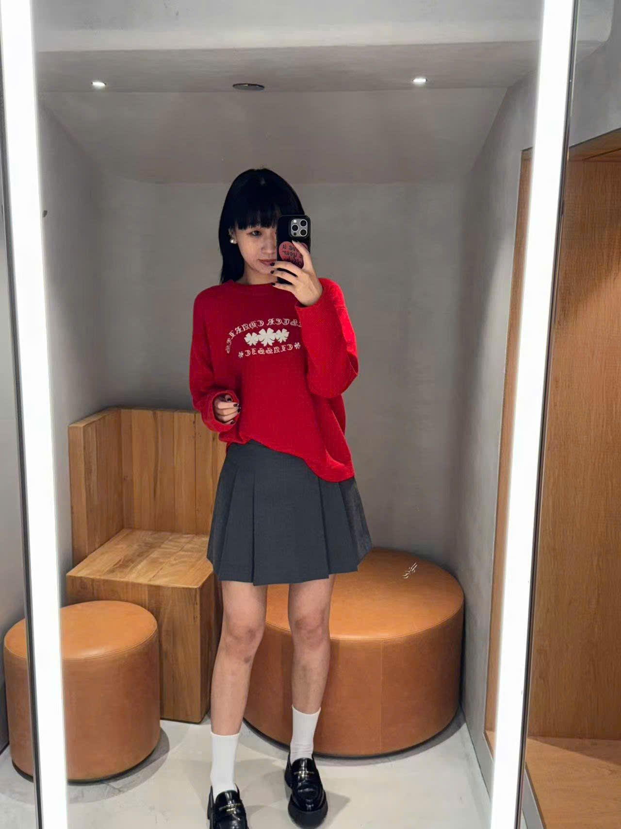  Áo dài tay đỏ logo chữ hoa CH ngực 