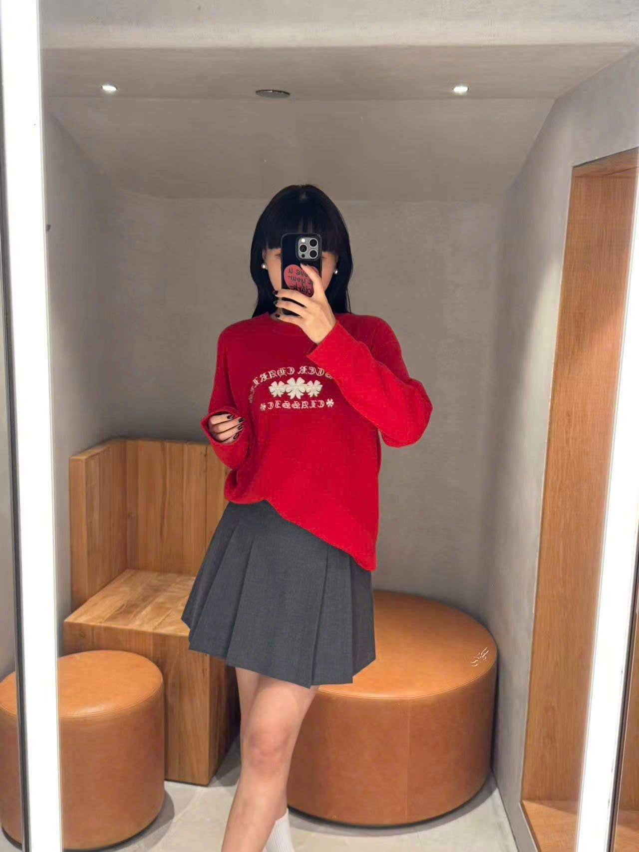  Áo dài tay đỏ logo chữ hoa CH ngực 