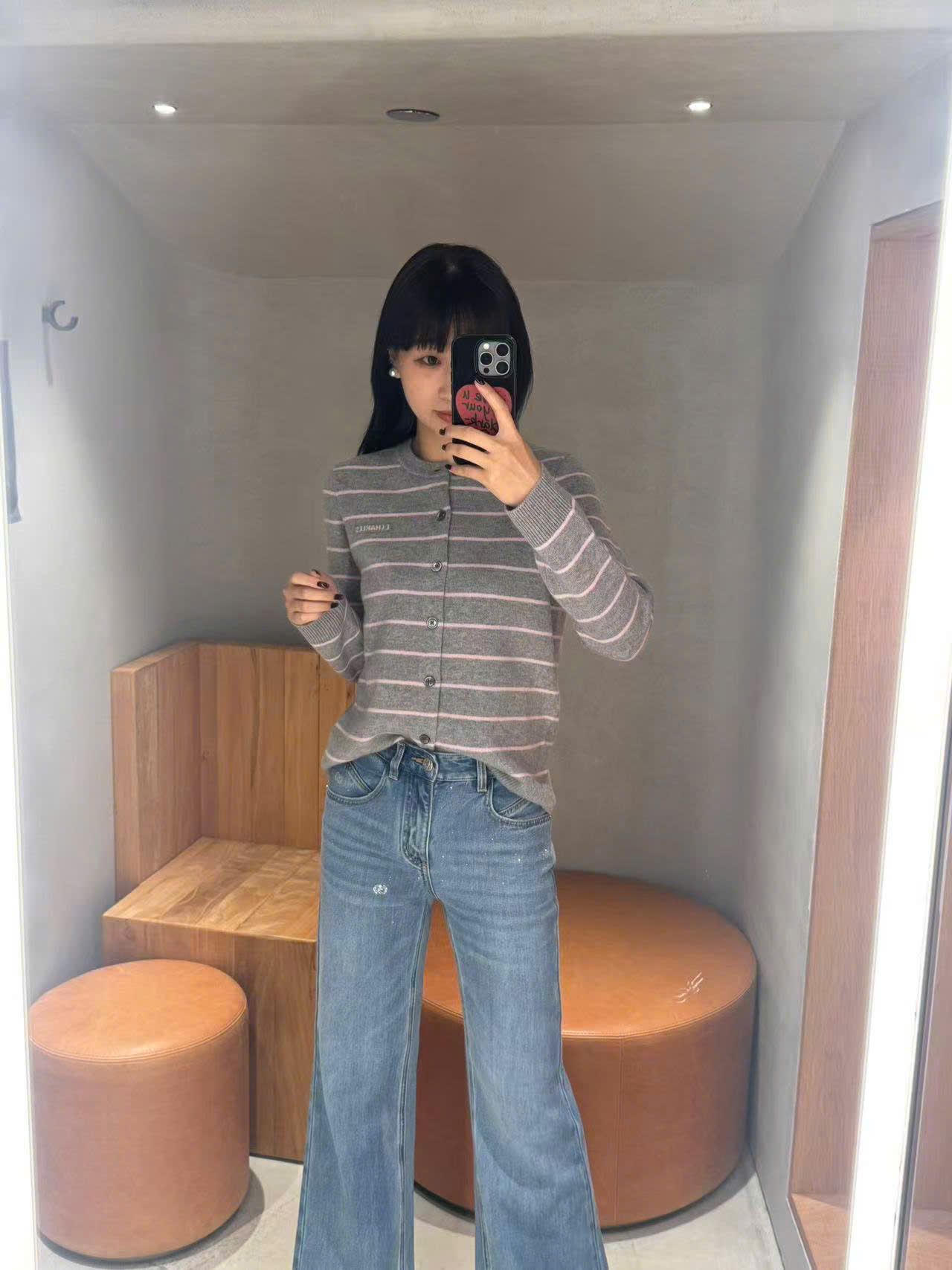  Áo CDG xám kẻ trắng chữ nhỏ 1 bên 