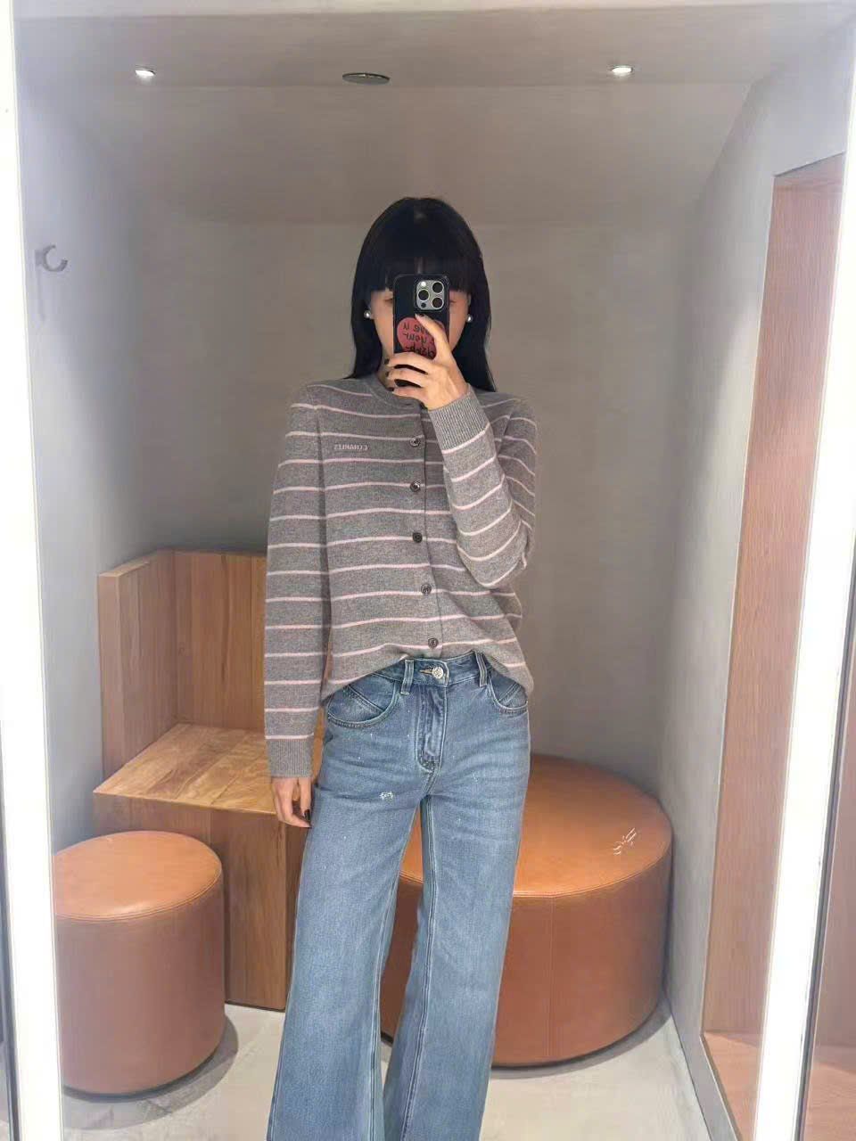  Áo CDG xám kẻ trắng chữ nhỏ 1 bên 