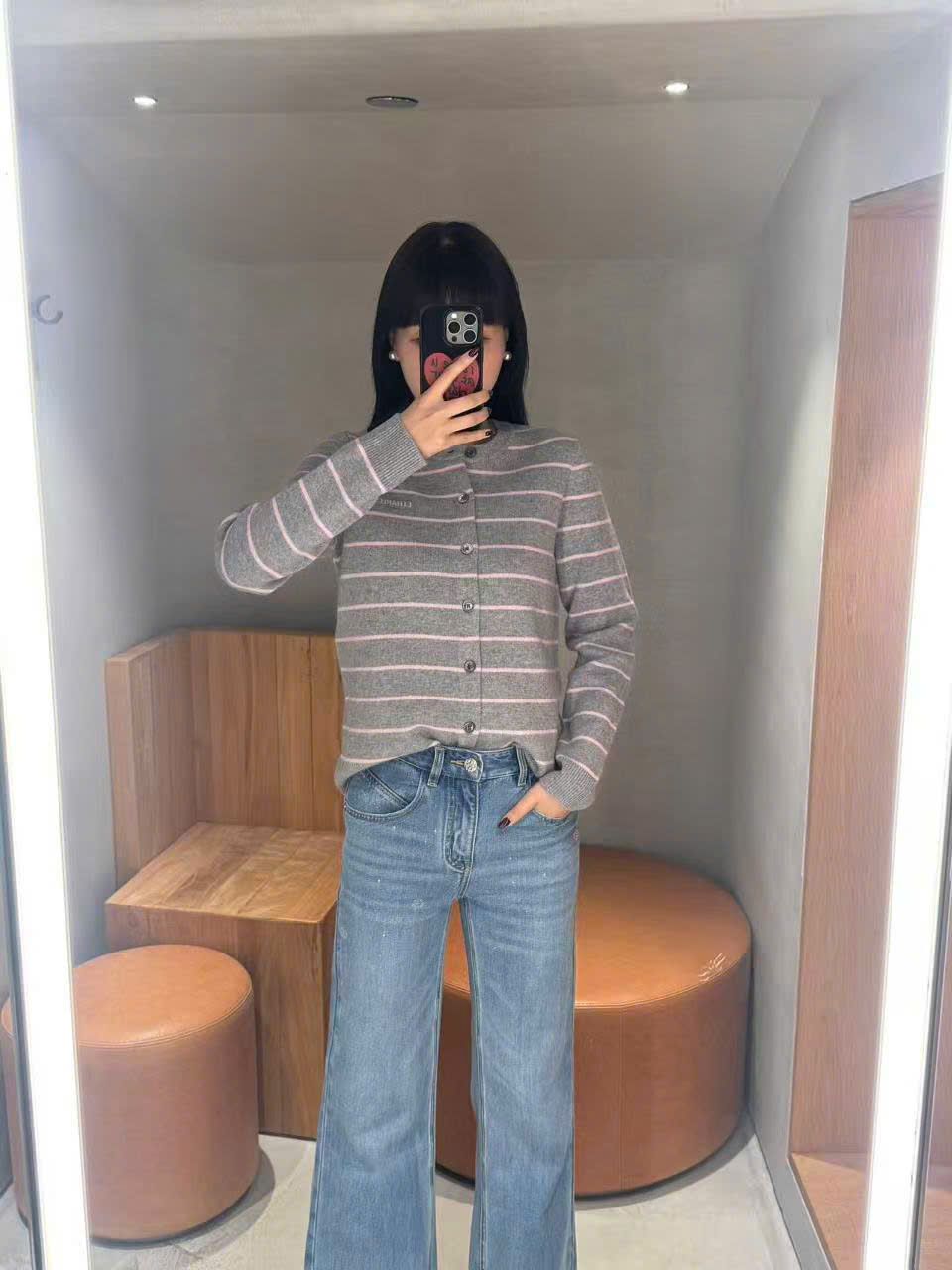  Áo CDG xám kẻ trắng chữ nhỏ 1 bên 