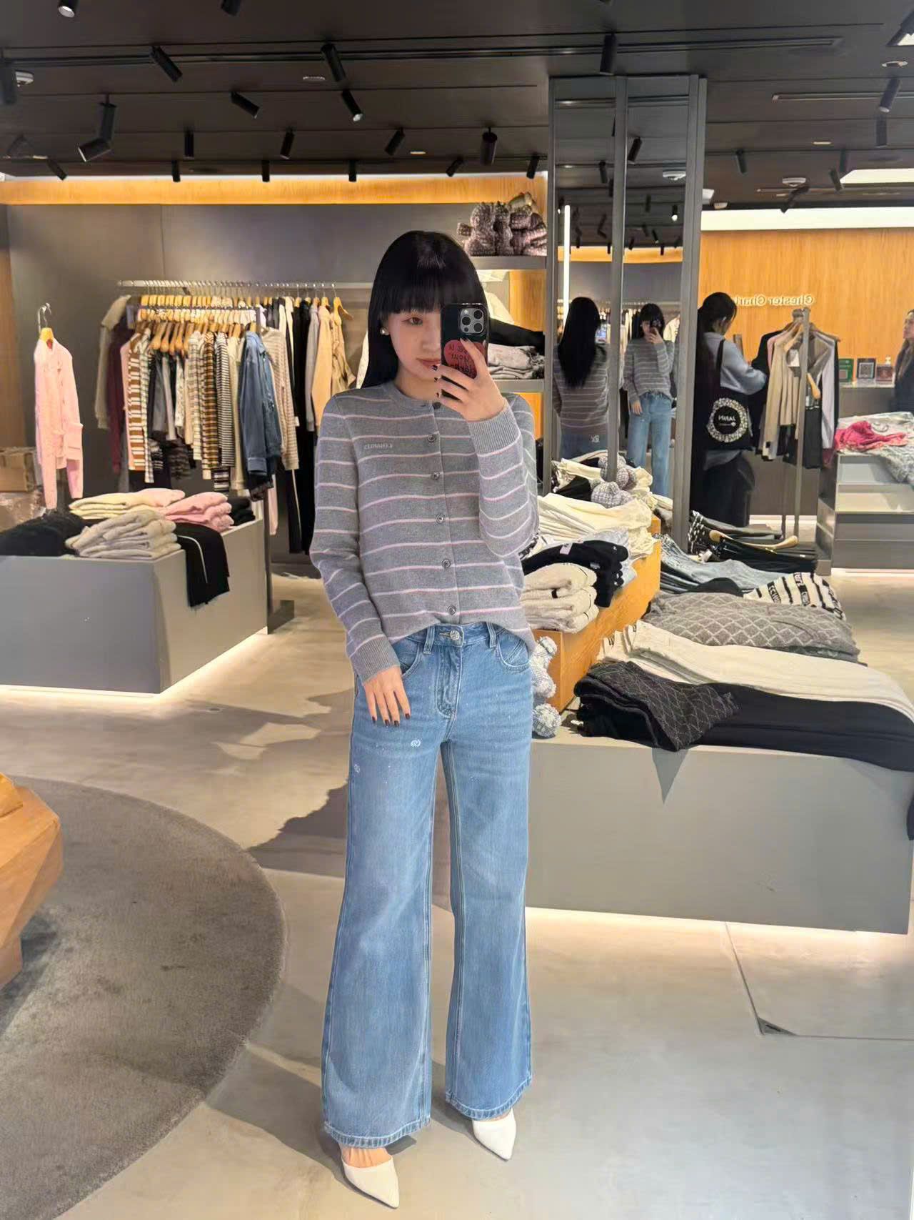  Áo CDG xám kẻ trắng chữ nhỏ 1 bên 