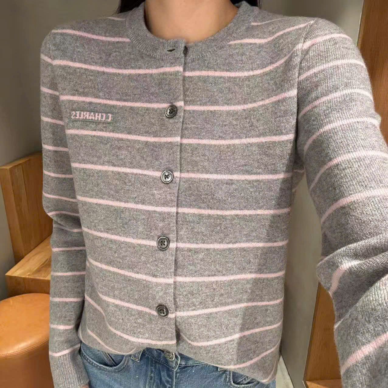  Áo CDG xám kẻ trắng chữ nhỏ 1 bên 