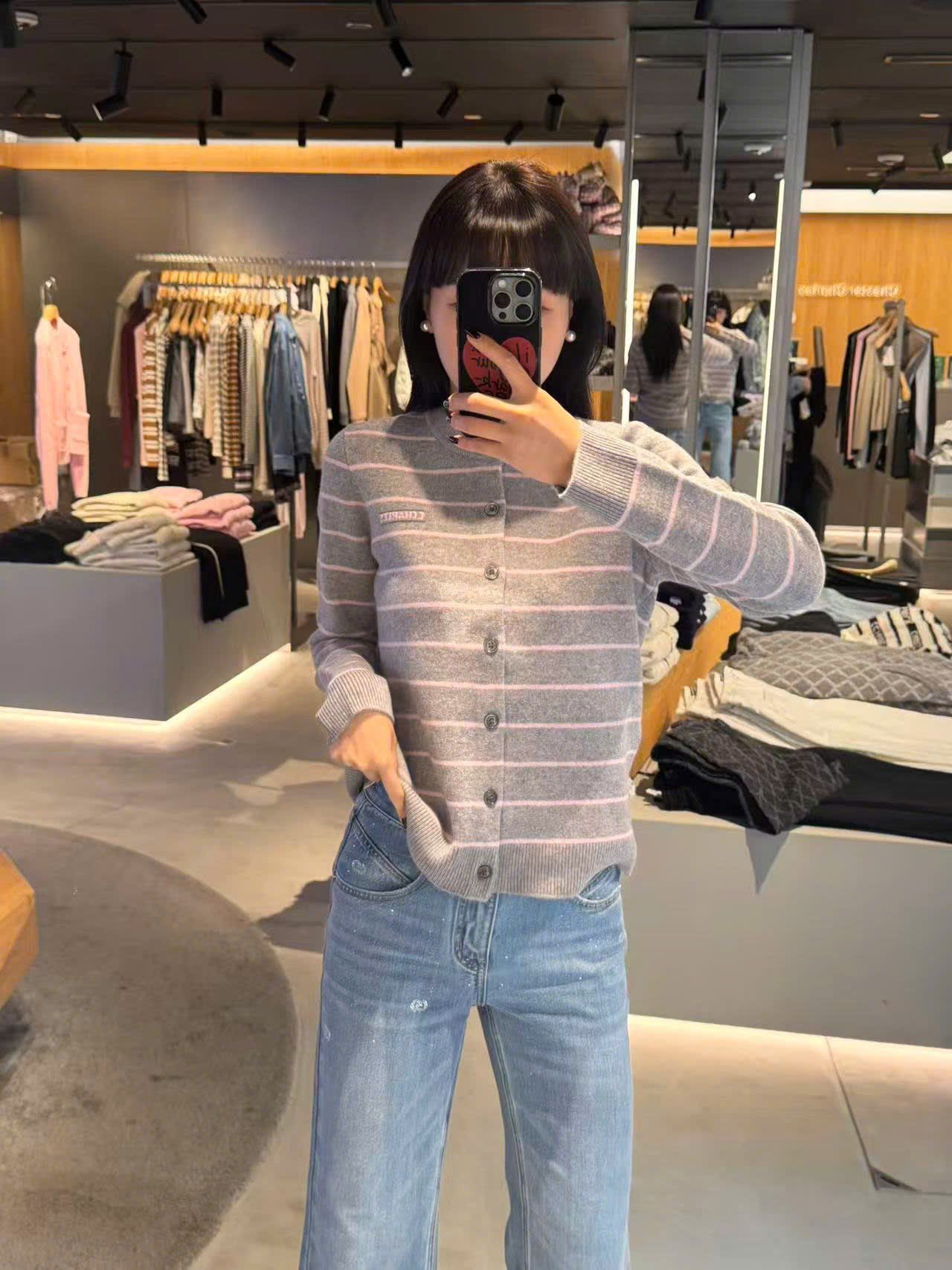  Áo CDG xám kẻ trắng chữ nhỏ 1 bên 