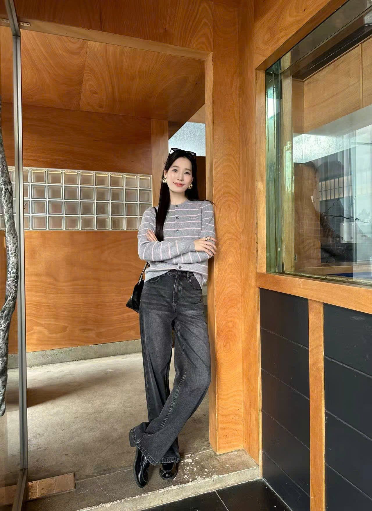  Áo CDG xám kẻ trắng chữ nhỏ 1 bên 