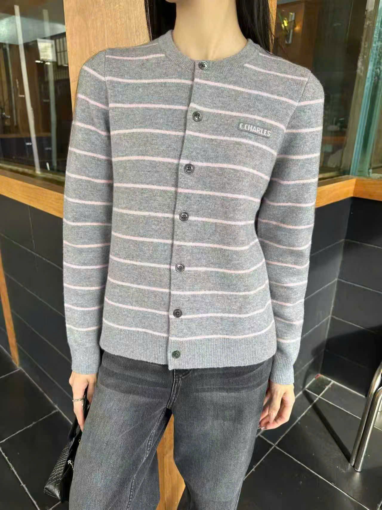  Áo CDG xám kẻ trắng chữ nhỏ 1 bên 