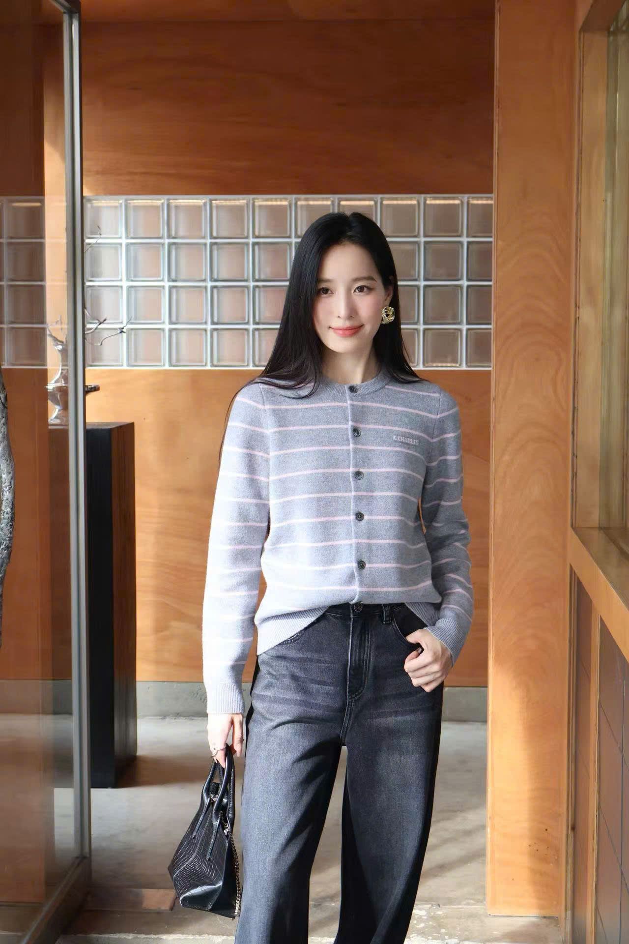  Áo CDG xám kẻ trắng chữ nhỏ 1 bên 