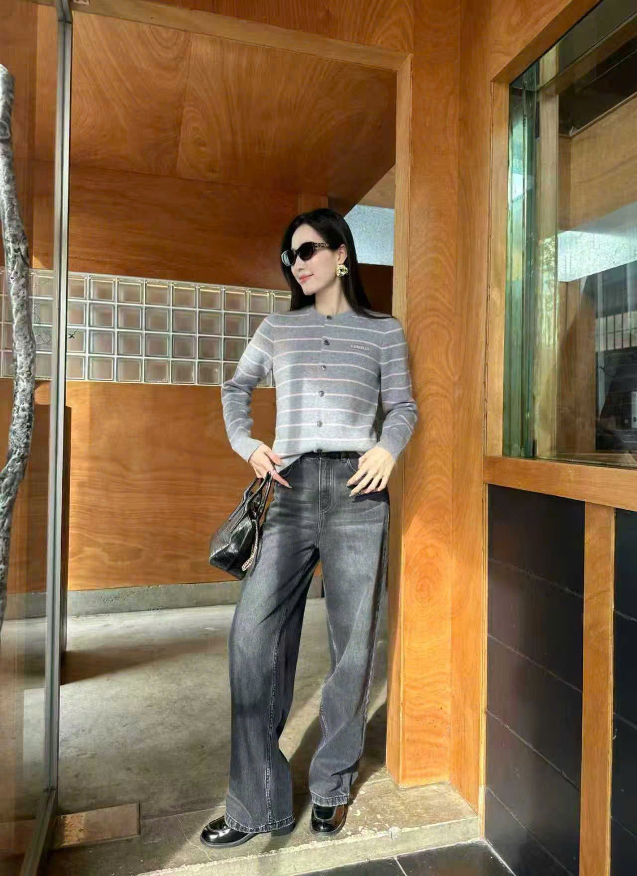  Áo CDG xám kẻ trắng chữ nhỏ 1 bên 