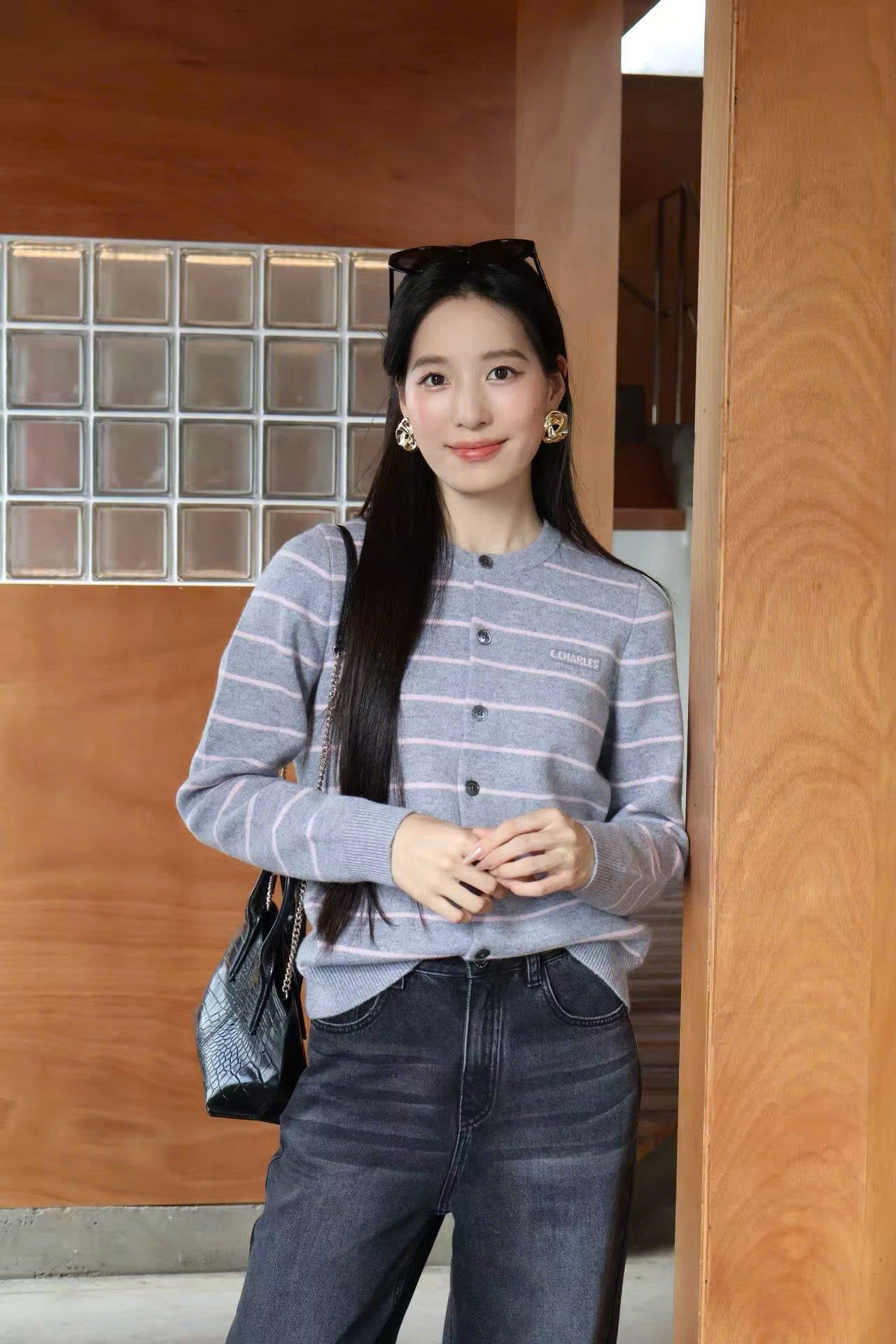  Áo CDG xám kẻ trắng chữ nhỏ 1 bên 