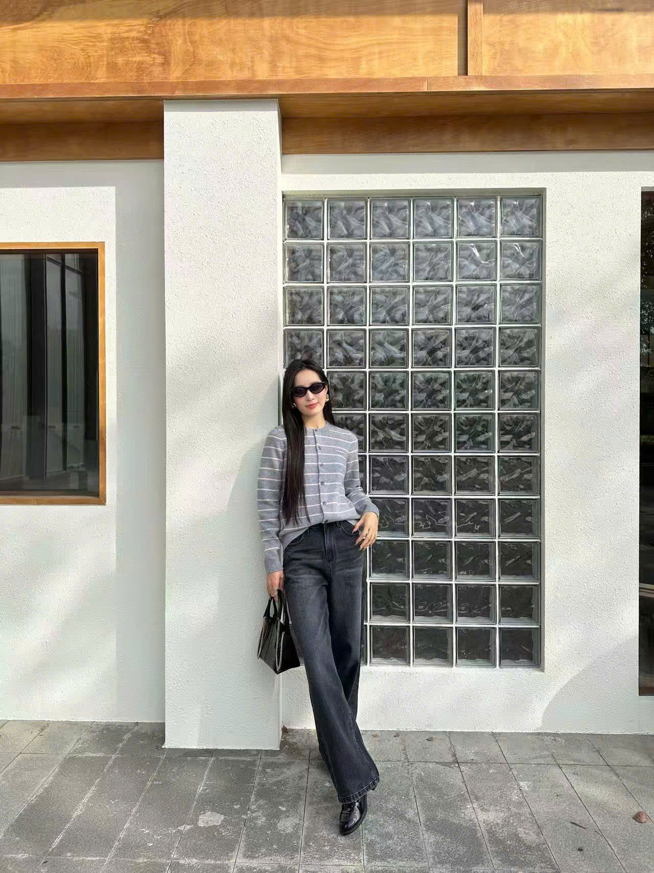  Áo CDG xám kẻ trắng chữ nhỏ 1 bên 