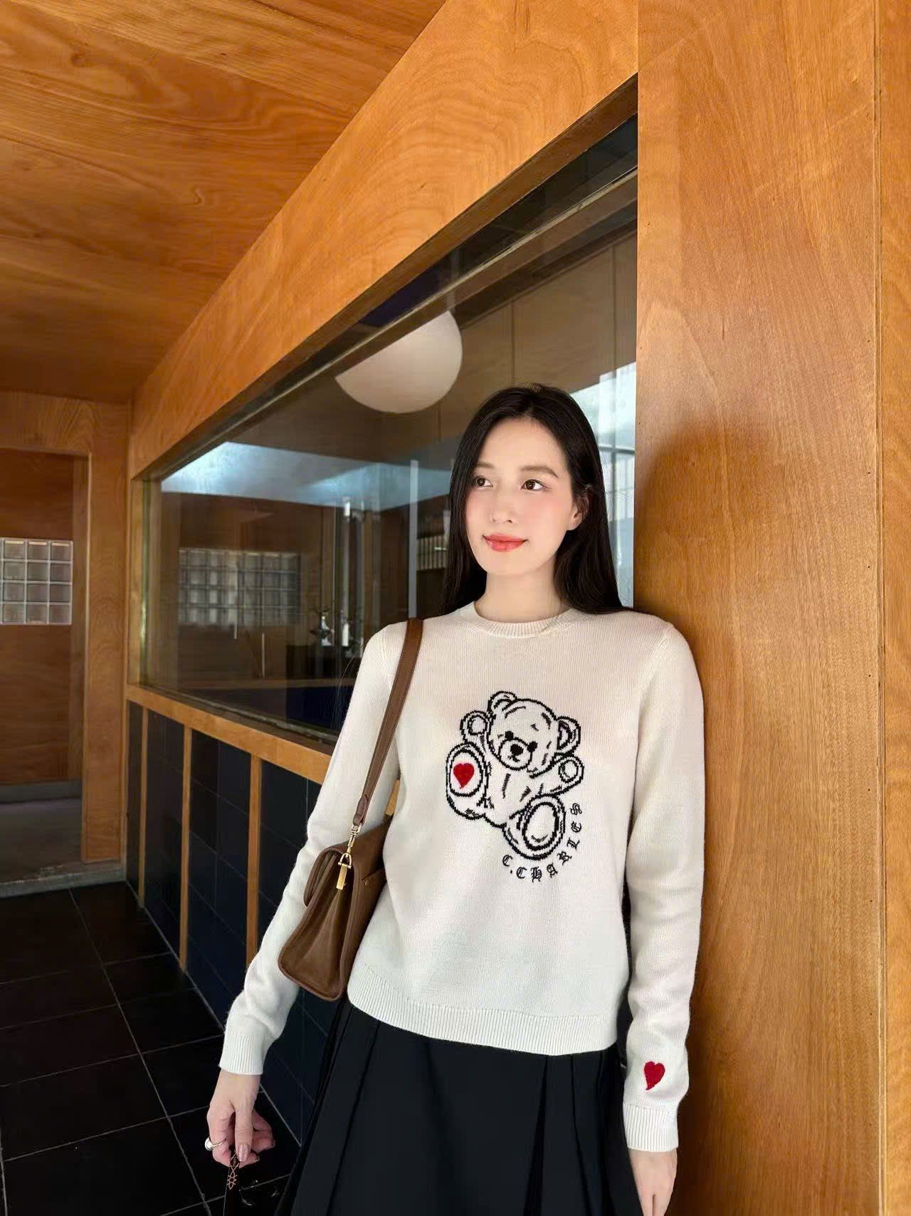  Áo len trắng dài tay logo gấu ngực 