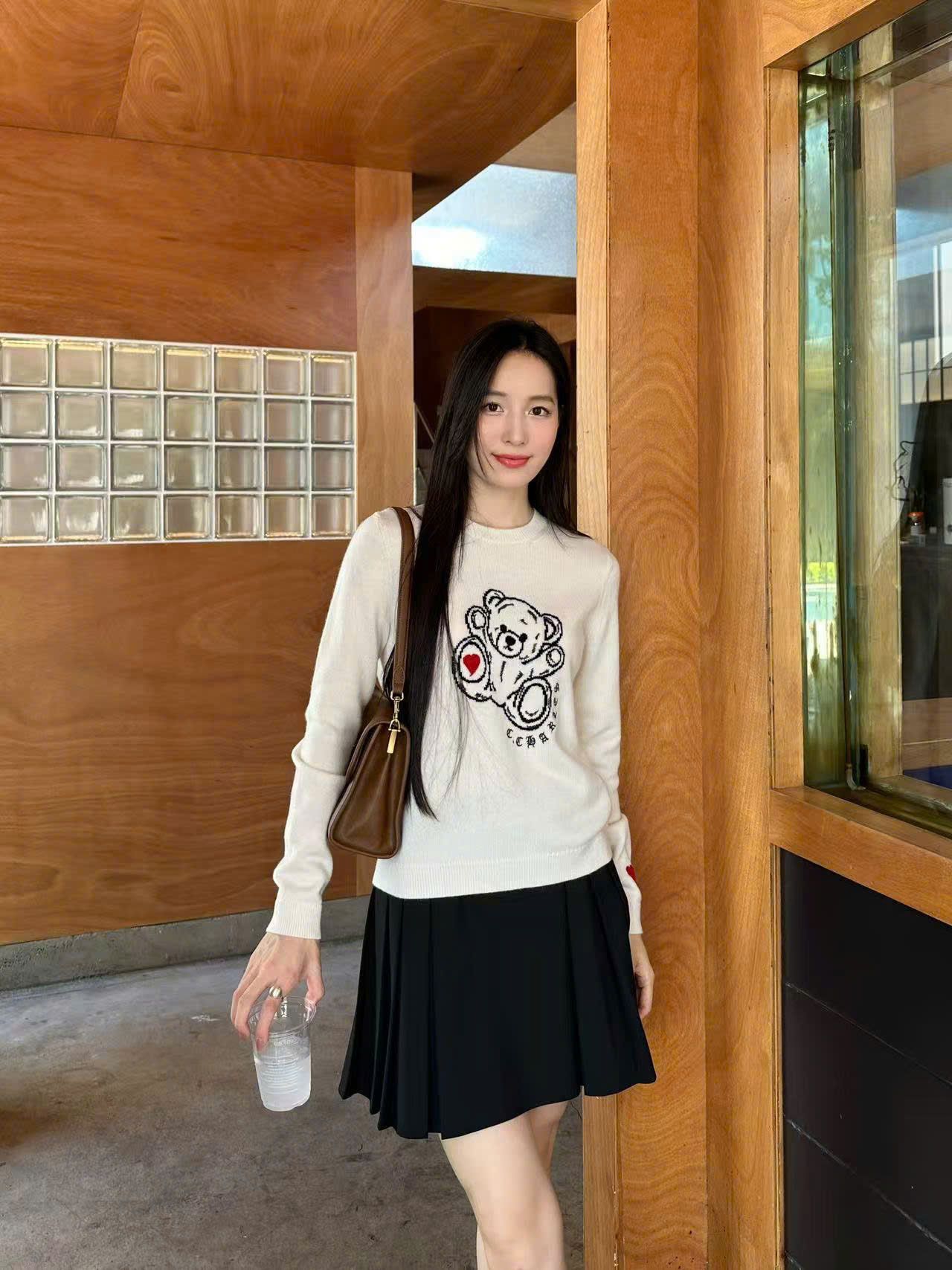  Áo len trắng dài tay logo gấu ngực 