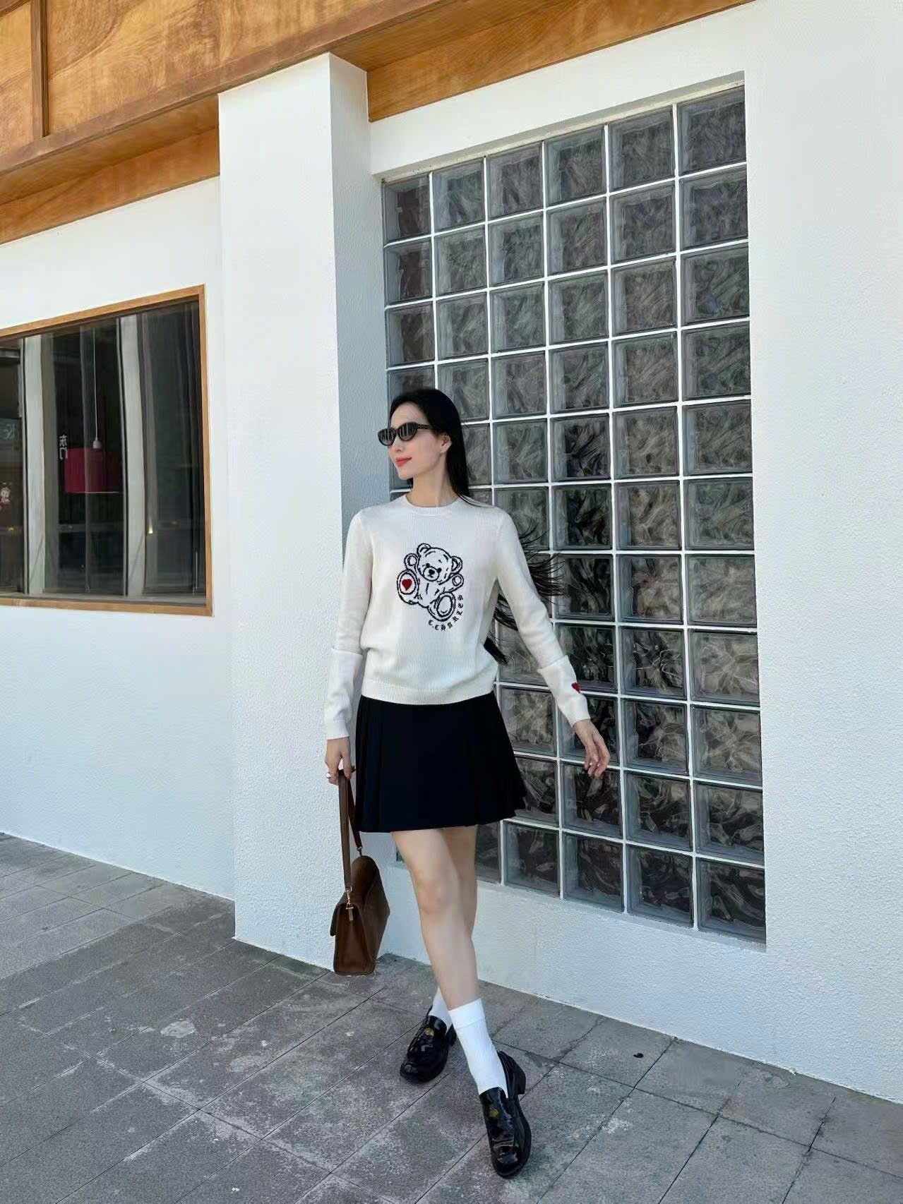  Áo len trắng dài tay logo gấu ngực 