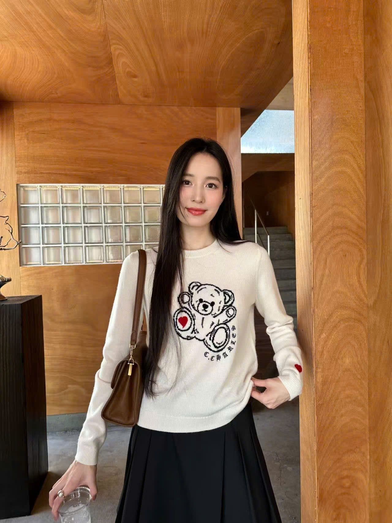  Áo len trắng dài tay logo gấu ngực 