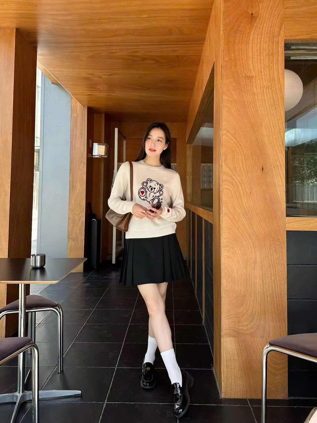  Áo len trắng dài tay logo gấu ngực 