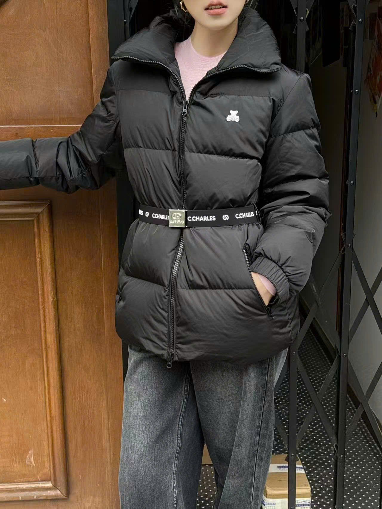  Áo phao đen cổ cao kèm belt logo 