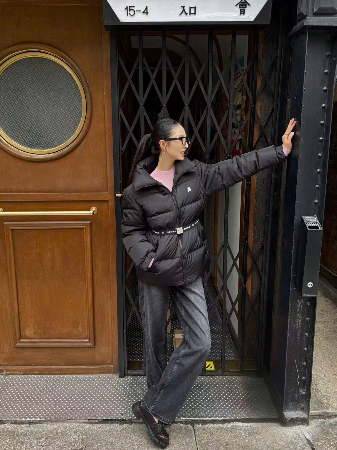  Áo phao đen cổ cao kèm belt logo 