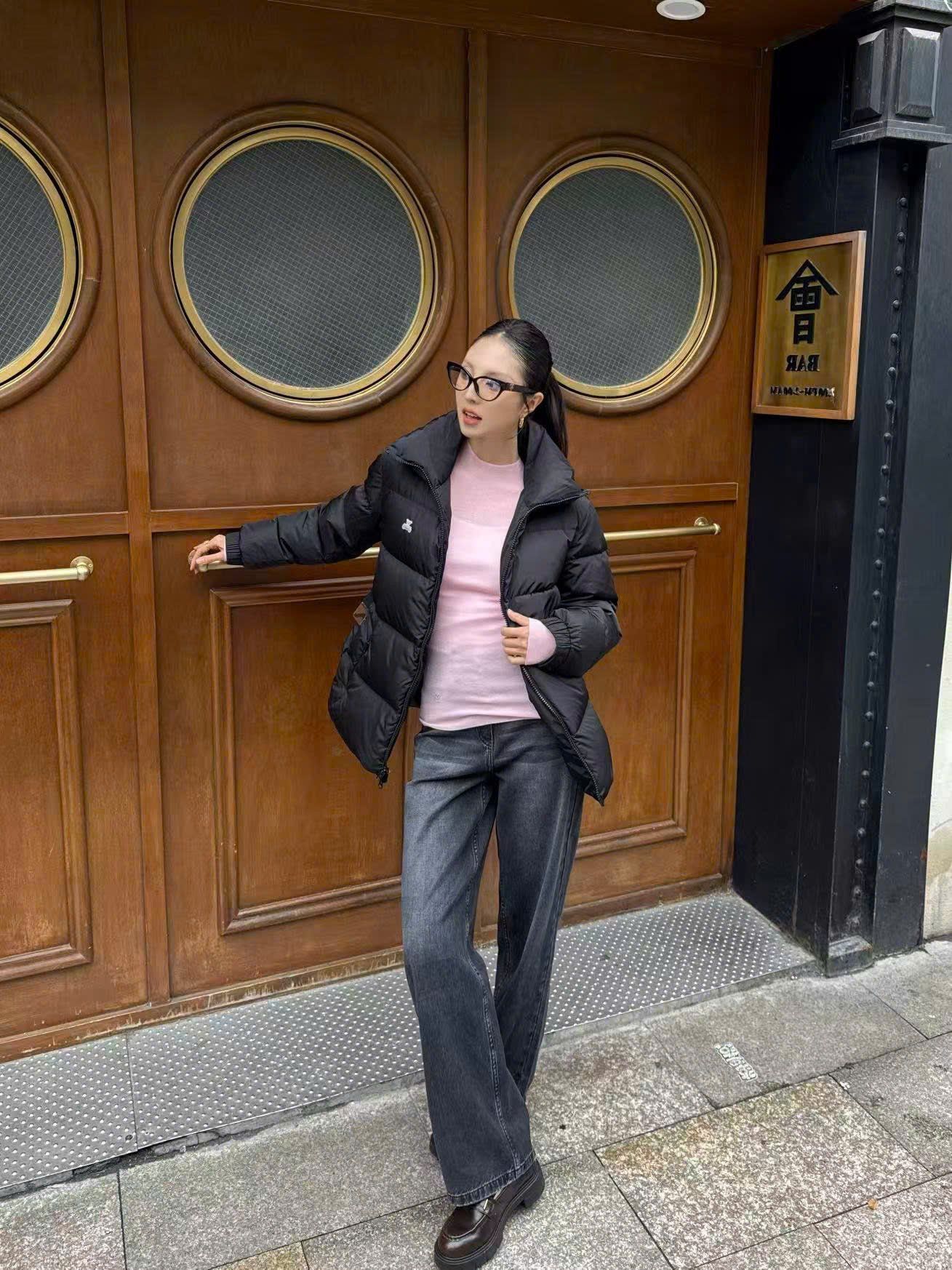  Áo phao đen cổ cao kèm belt logo 