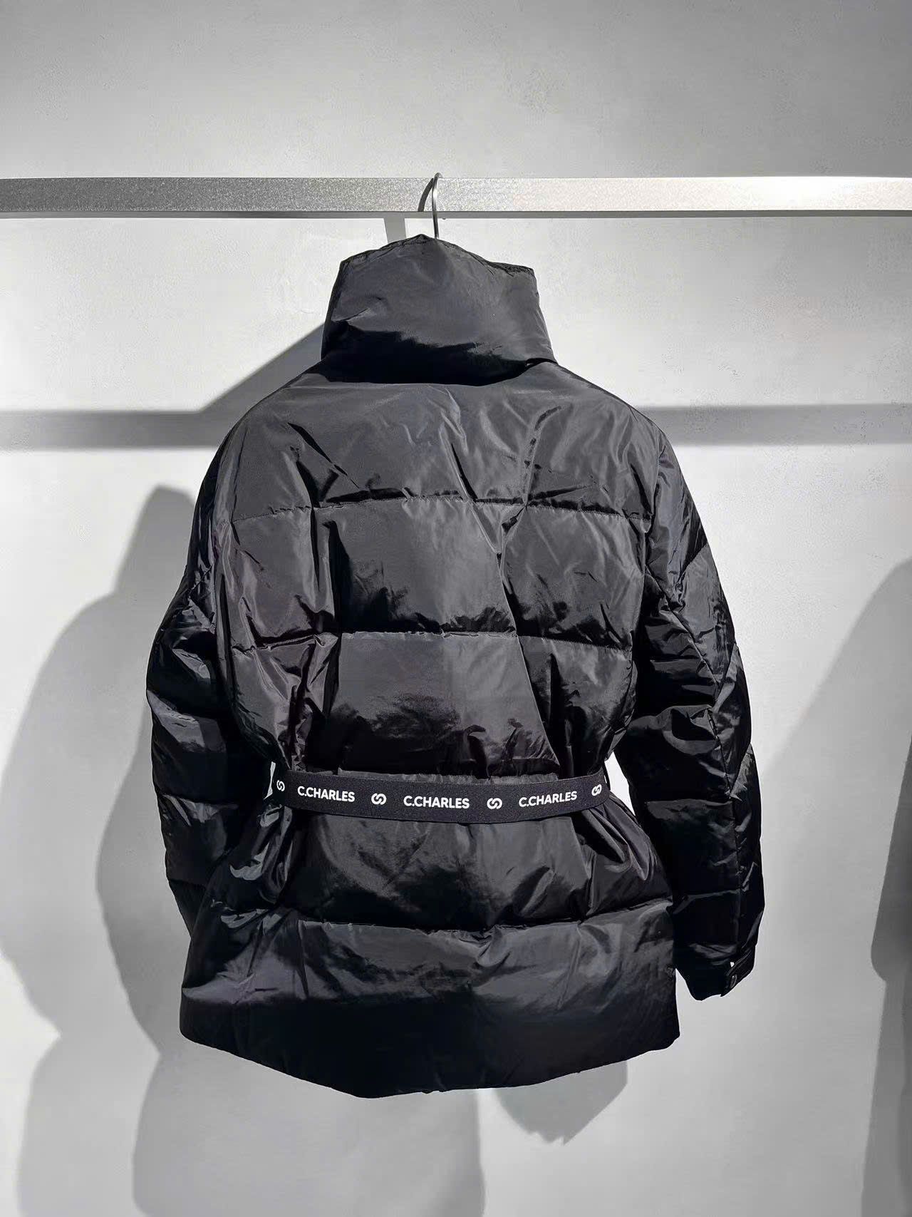  Áo phao đen cổ cao kèm belt logo 