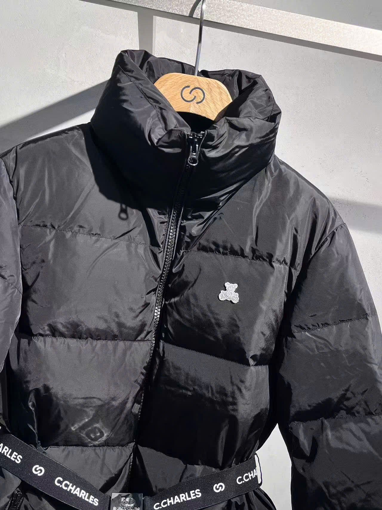  Áo phao đen cổ cao kèm belt logo 