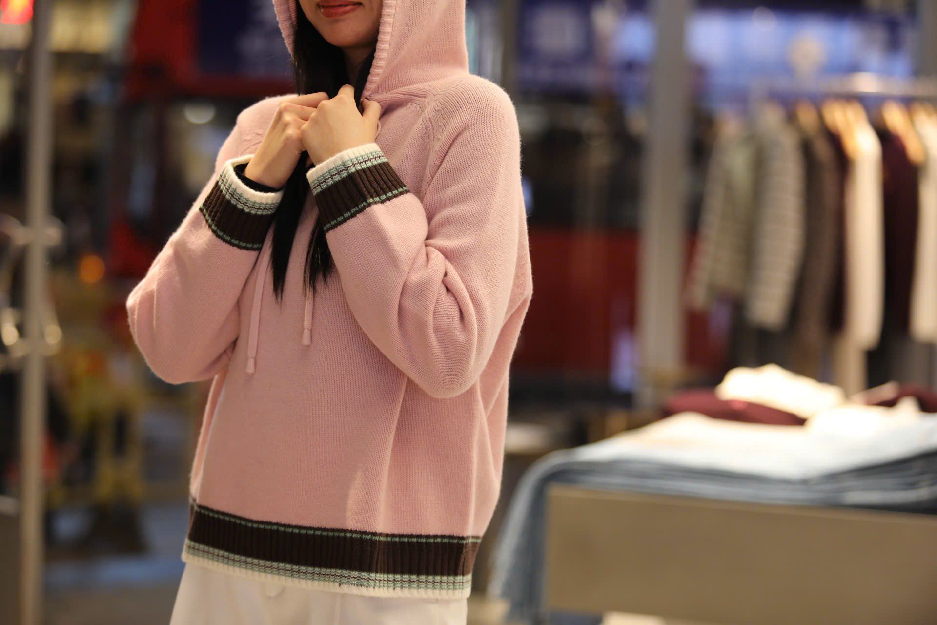  Áo len hồng dài tay có mũ viền xanh 