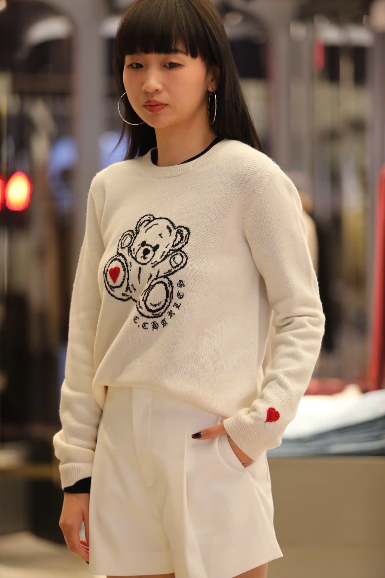  Áo len trắng dài tay logo gấu ngực 