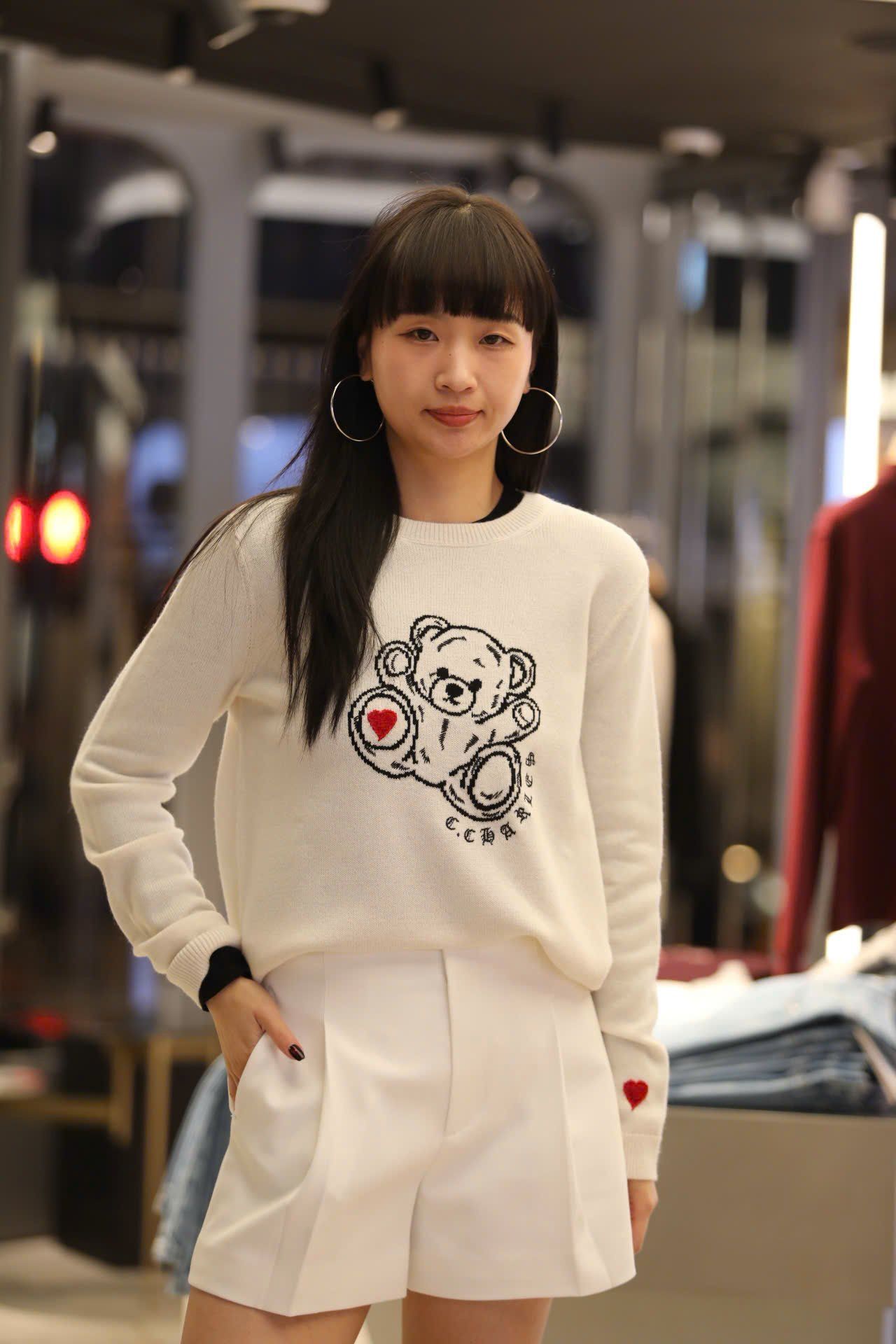  Áo len trắng dài tay logo gấu ngực 