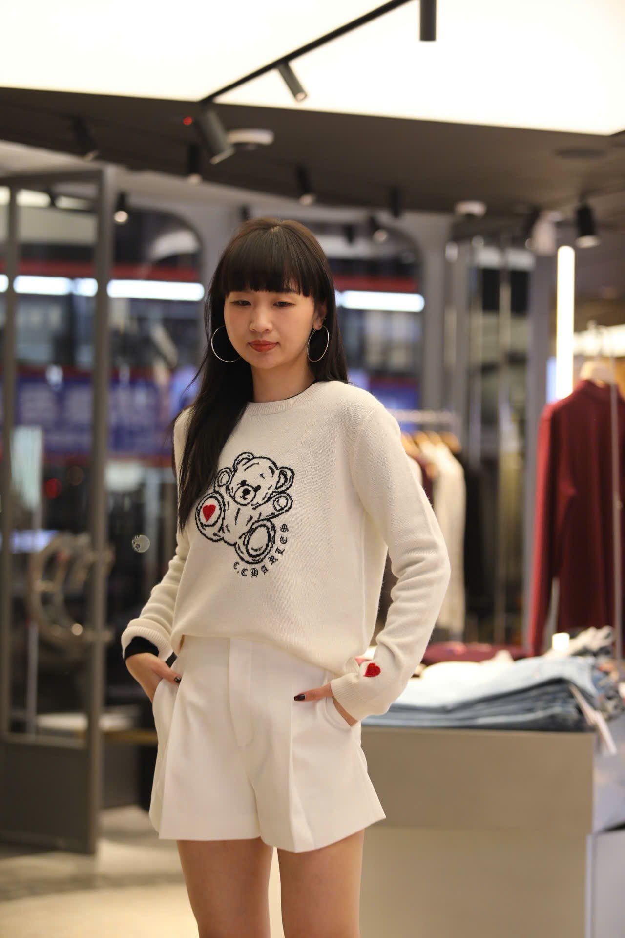  Áo len trắng dài tay logo gấu ngực 