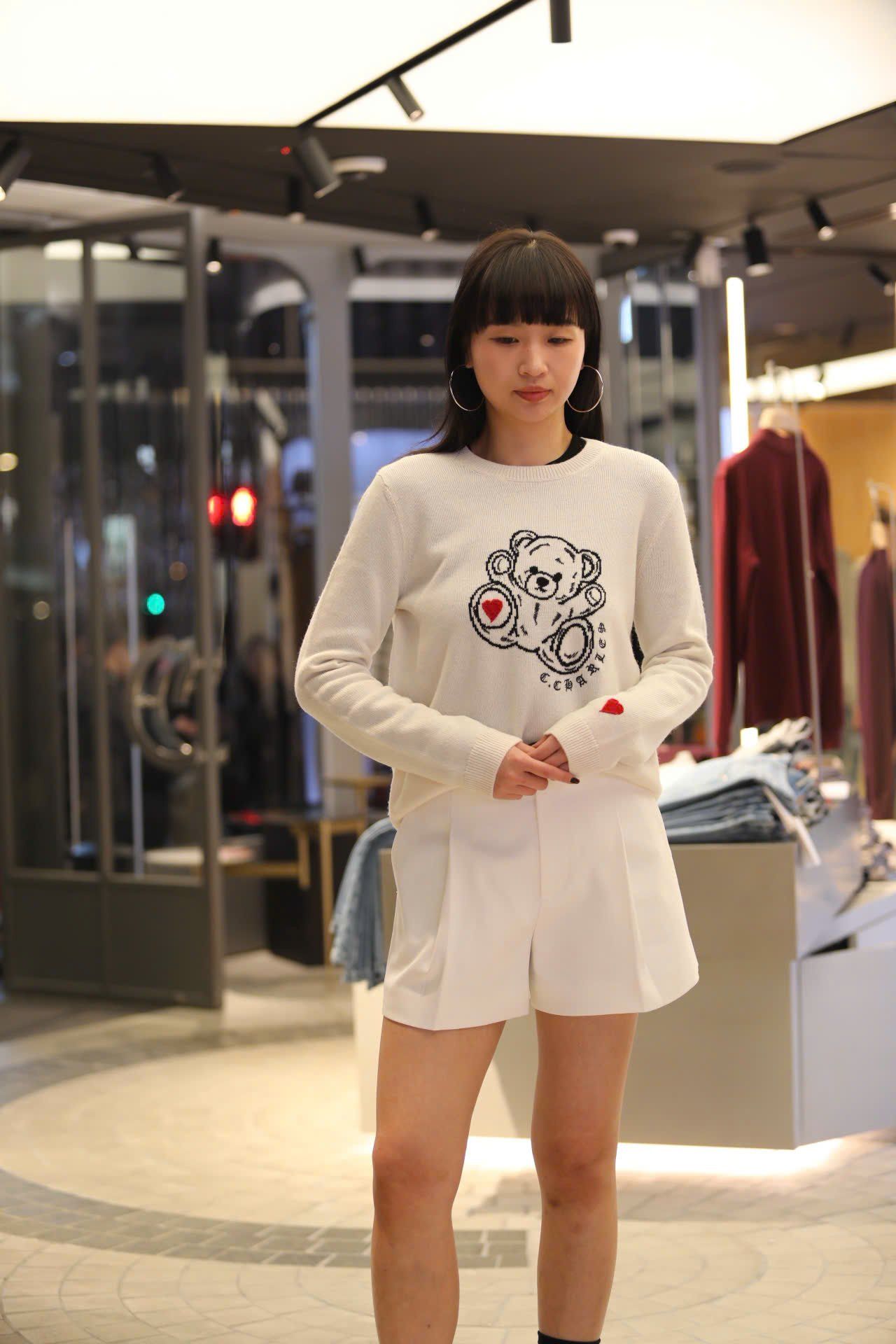  Áo len trắng dài tay logo gấu ngực 