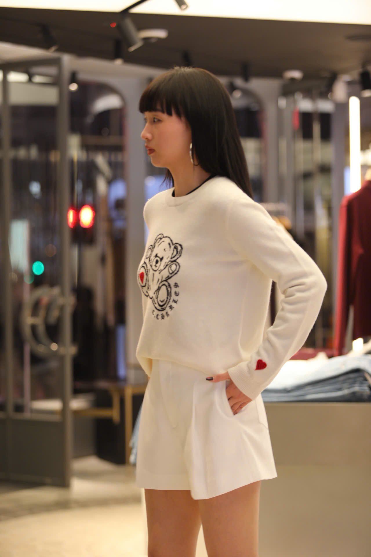  Áo len trắng dài tay logo gấu ngực 