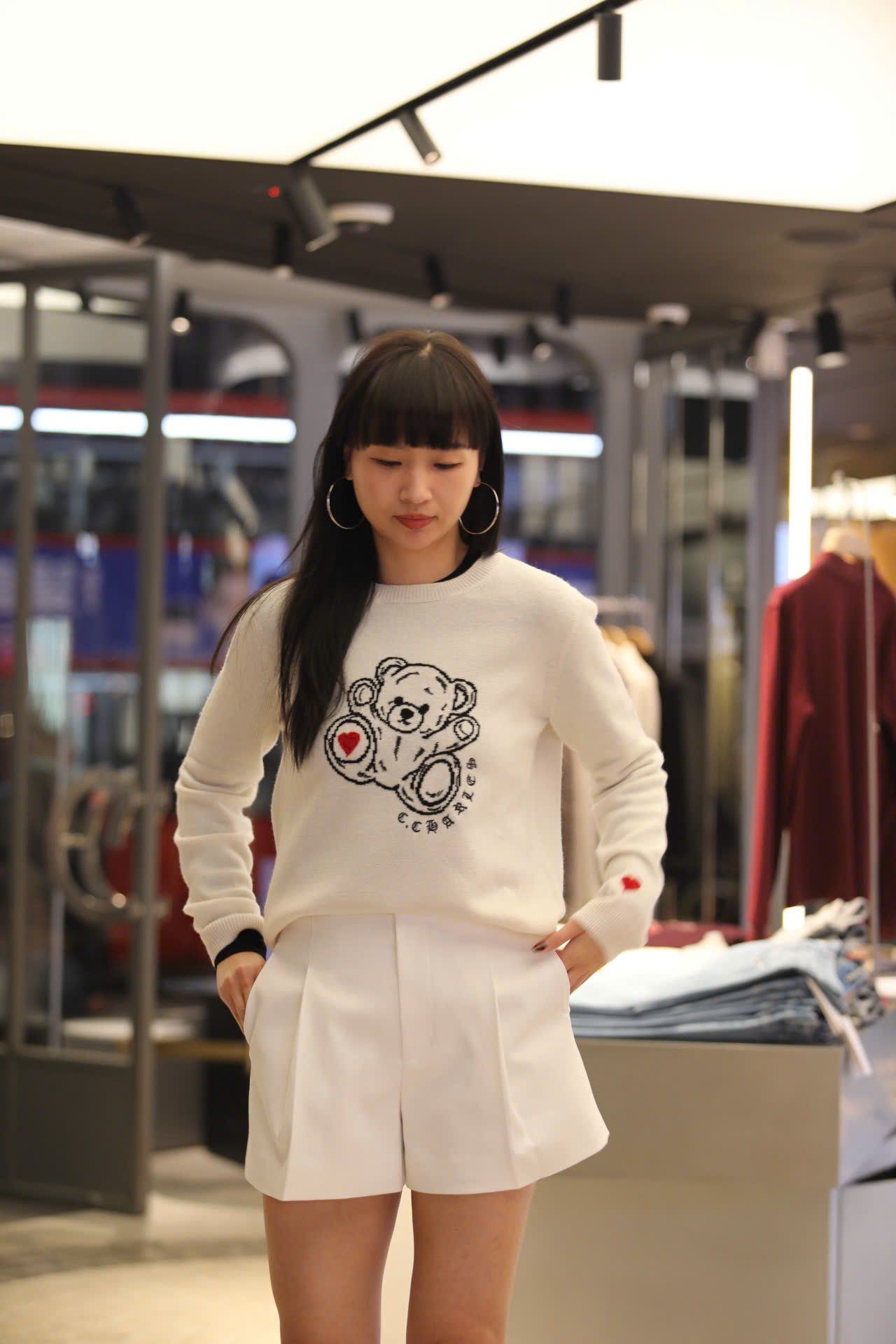  Áo len trắng dài tay logo gấu ngực 