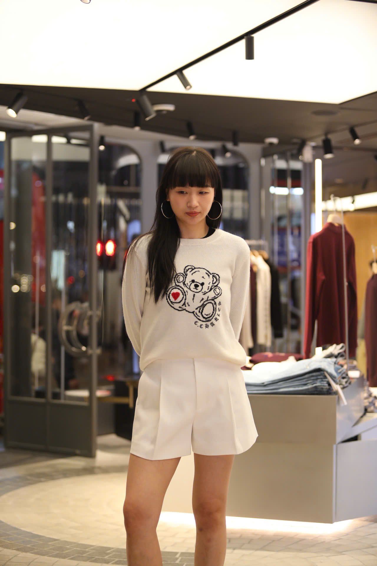  Áo len trắng dài tay logo gấu ngực 