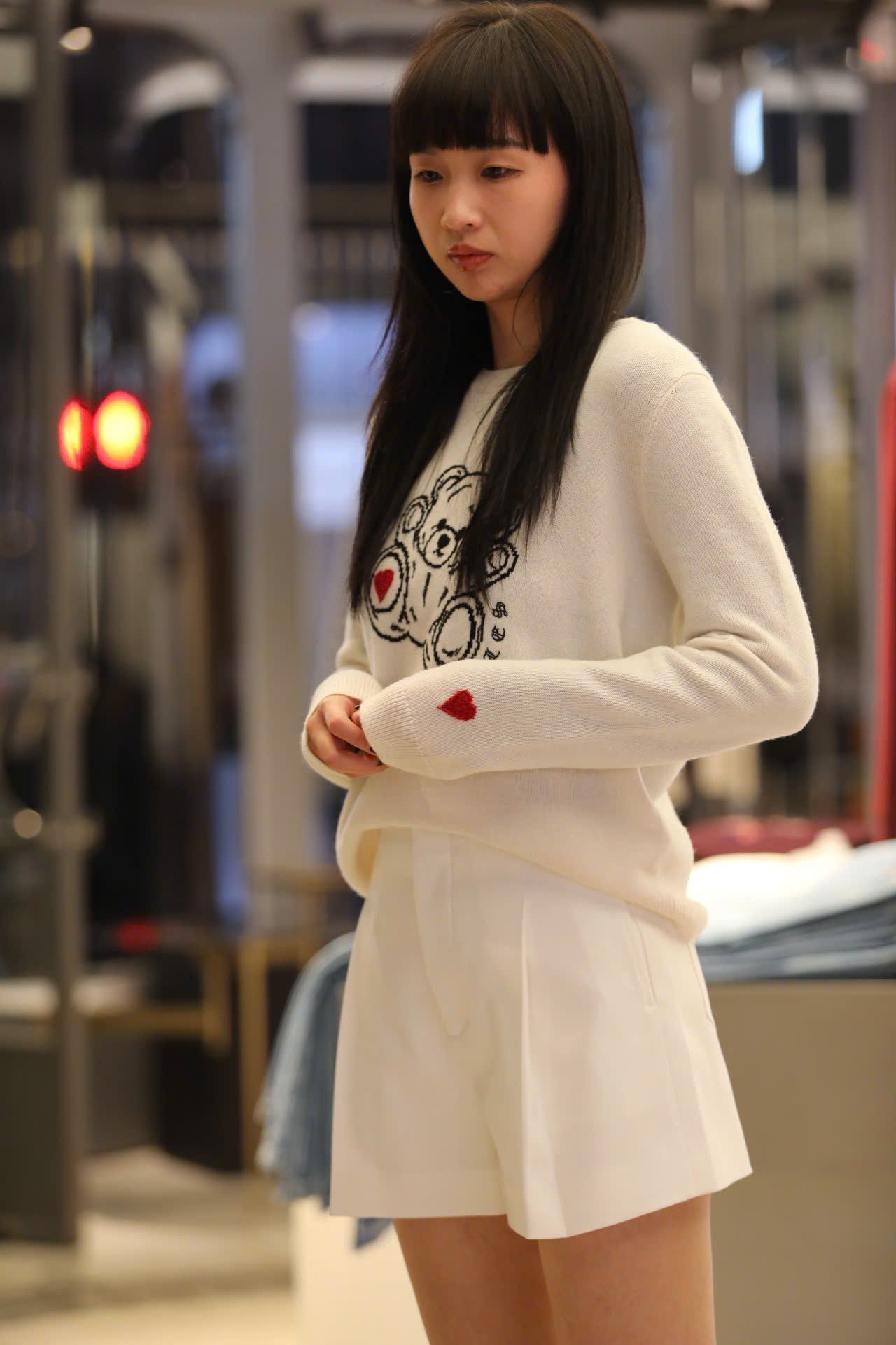  Áo len trắng dài tay logo gấu ngực 