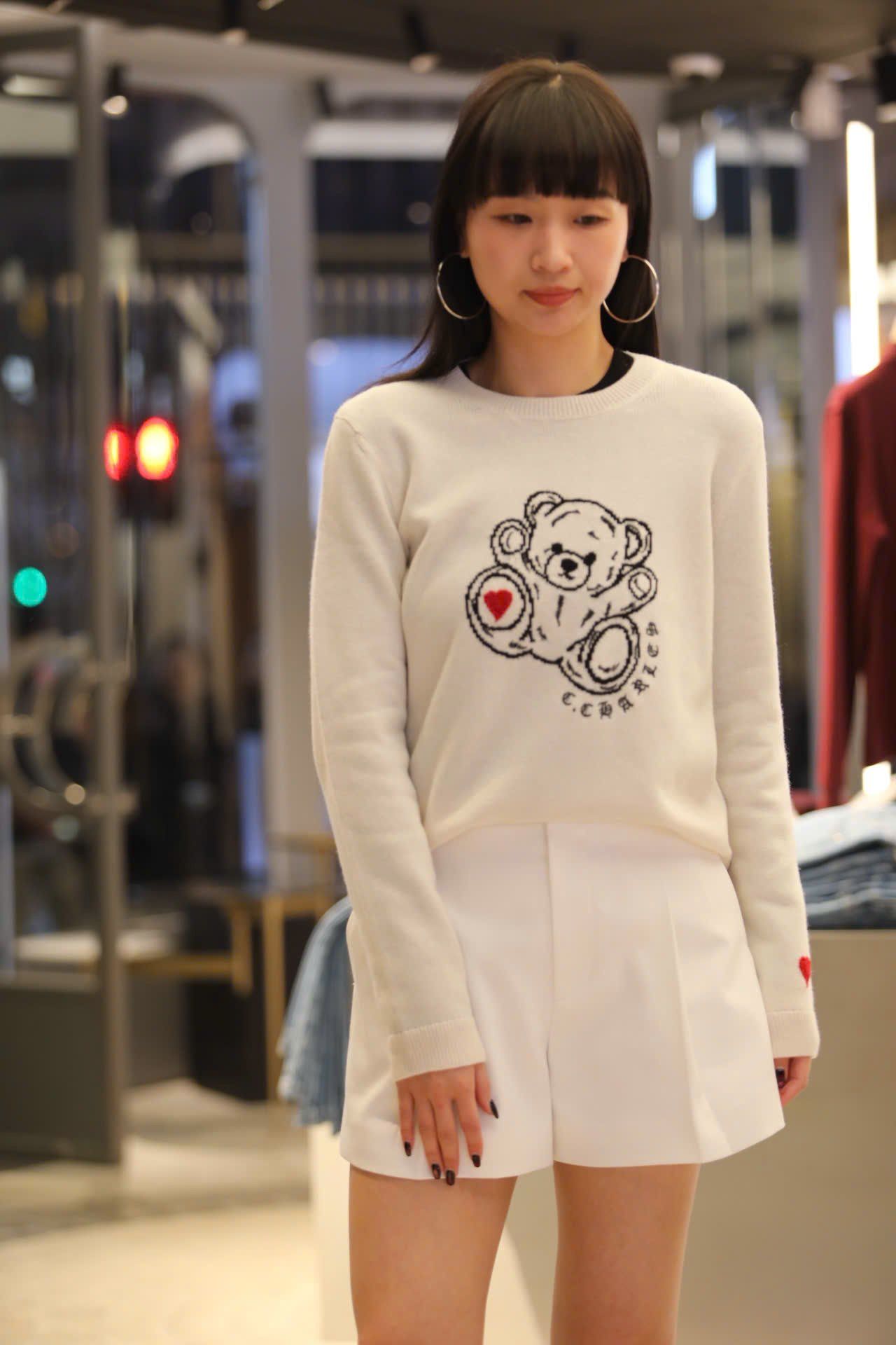  Áo len trắng dài tay logo gấu ngực 