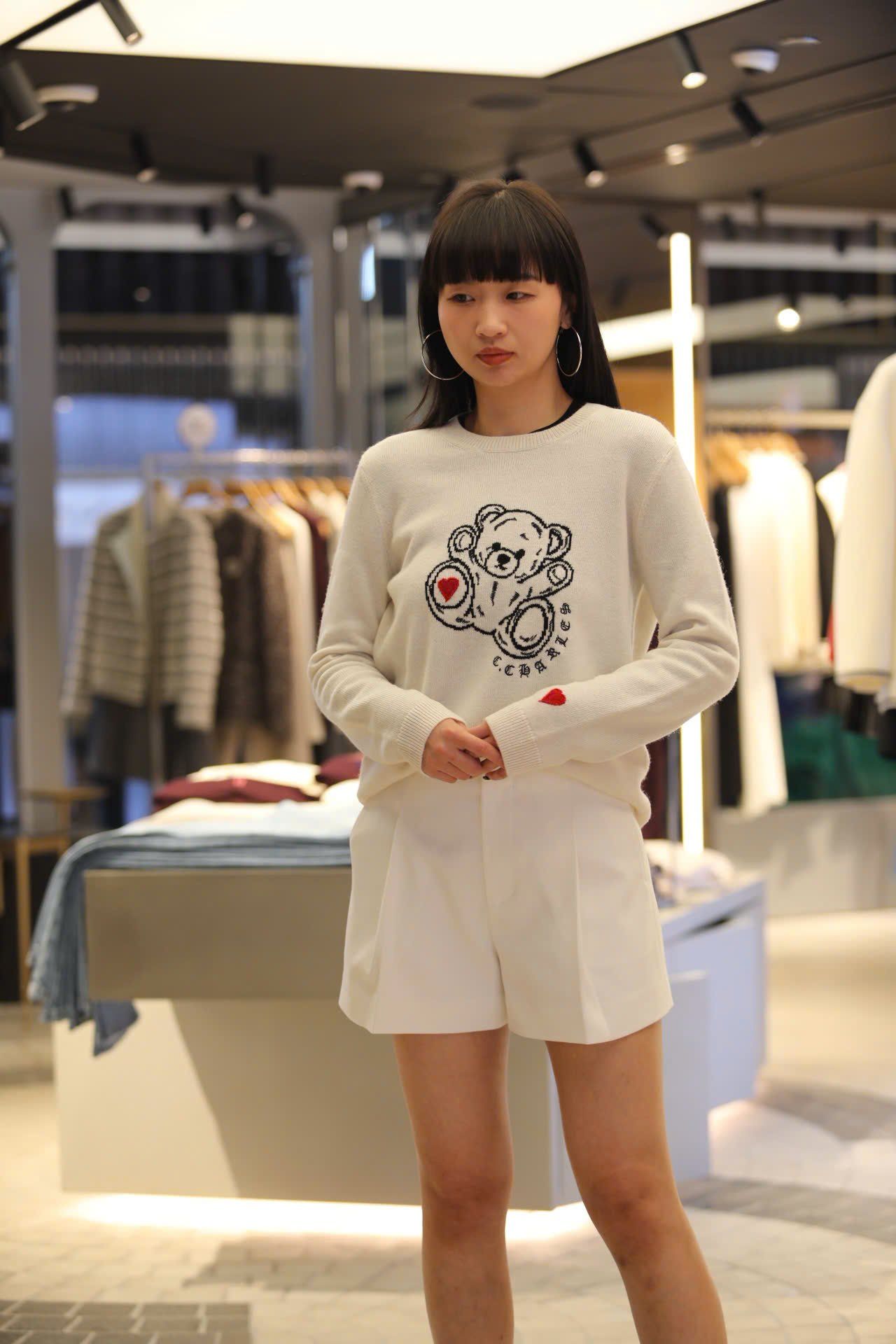  Áo len trắng dài tay logo gấu ngực 