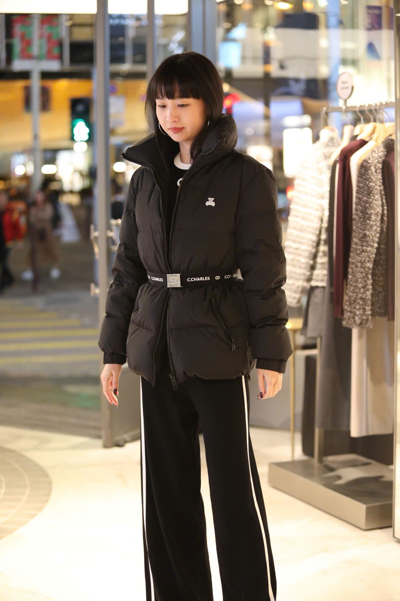  Áo phao đen cổ cao kèm belt logo 