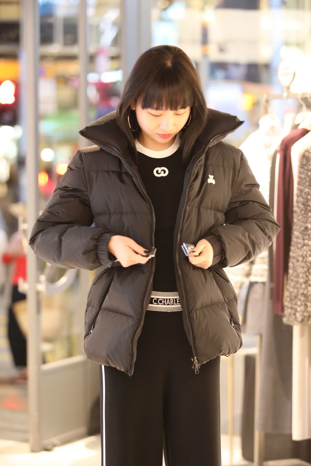  Áo phao đen cổ cao kèm belt logo 