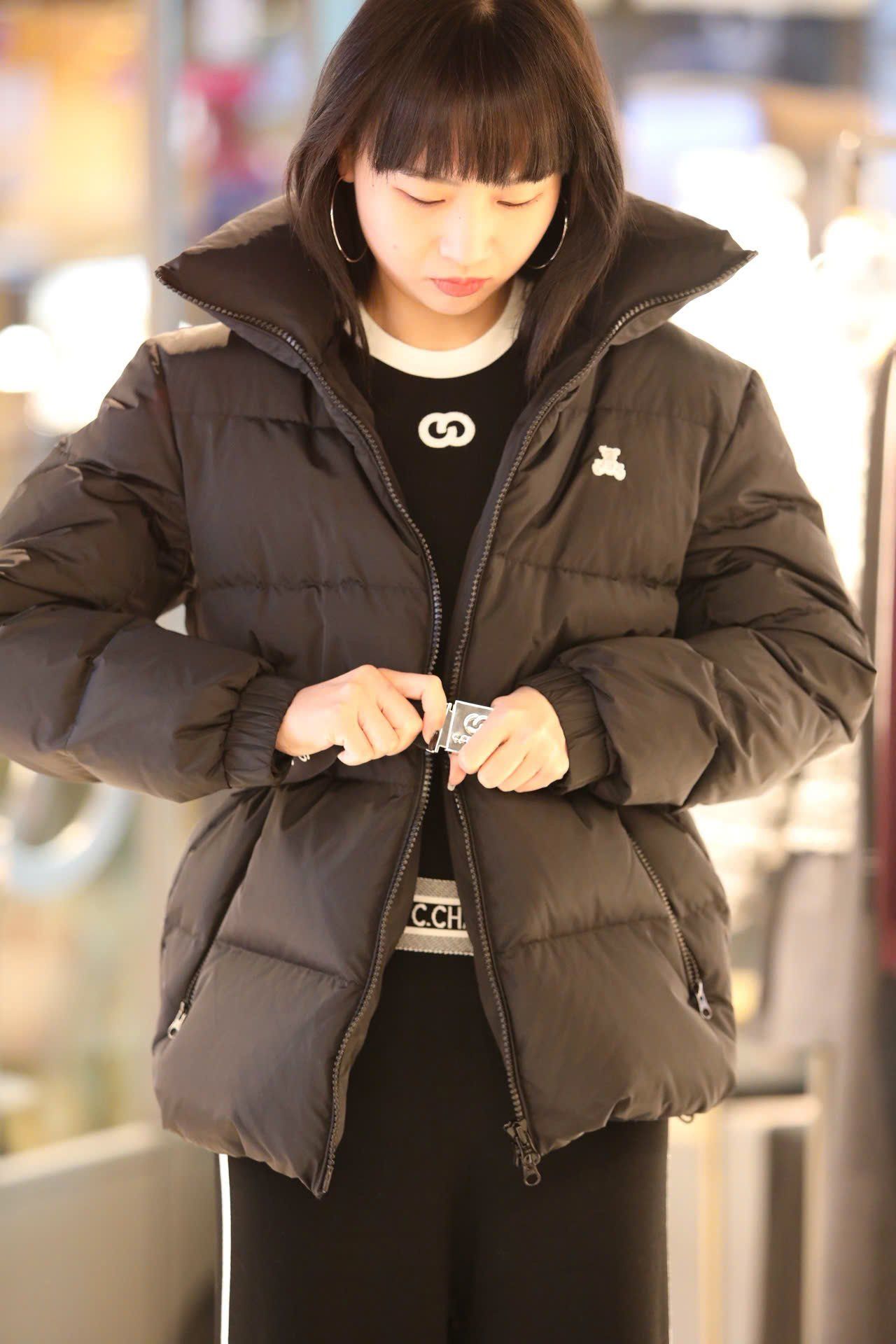  Áo phao đen cổ cao kèm belt logo 