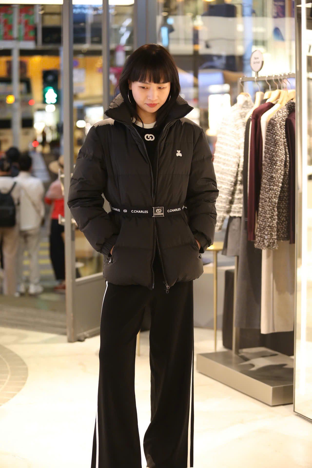  Áo phao đen cổ cao kèm belt logo 