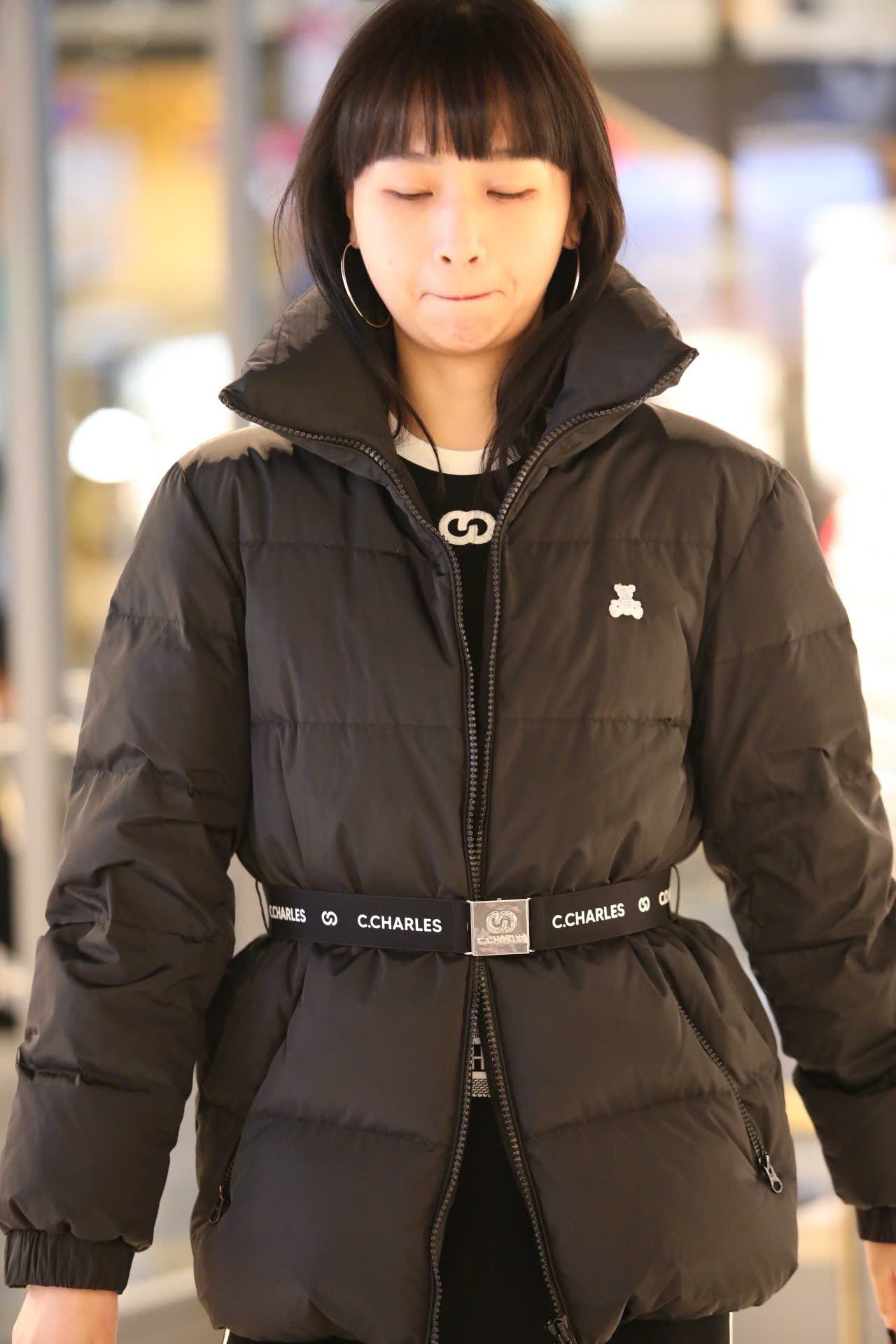  Áo phao đen cổ cao kèm belt logo 