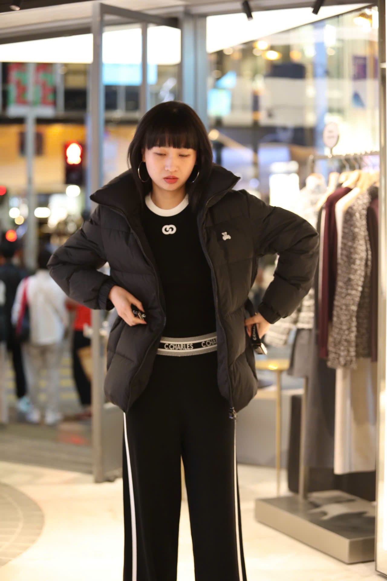  Áo phao đen cổ cao kèm belt logo 