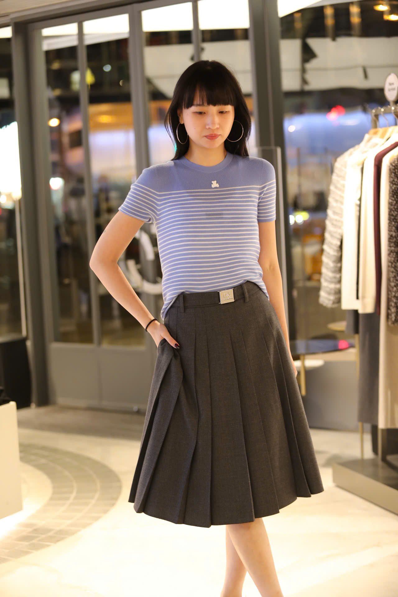  Chân váy xếp ly kèm belt kim loại - xám 